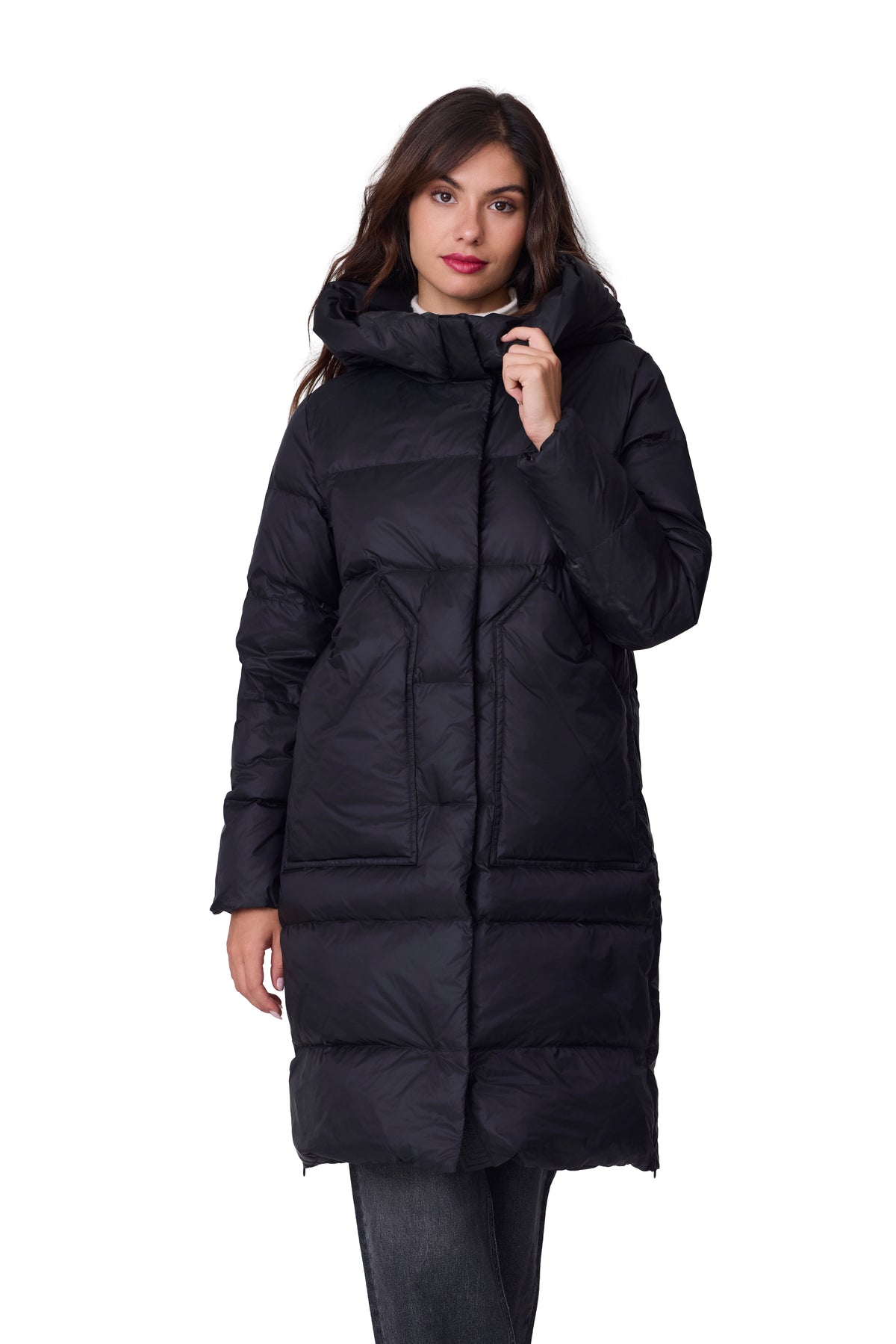 Plumífero largo acolchado negro capucha, detalle cerrada