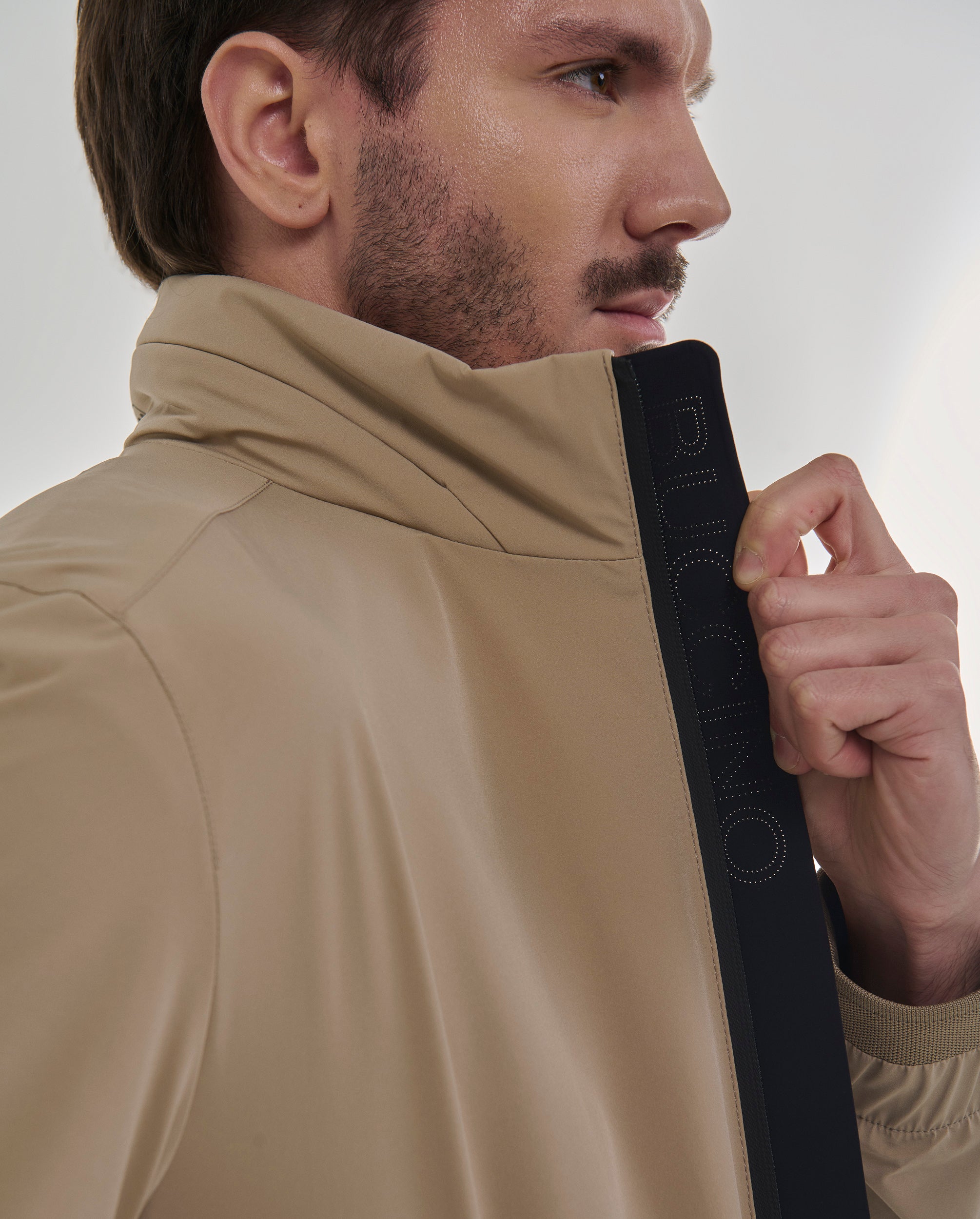 Cazadora hombre primavera impermeable color tostado detalle de cuello