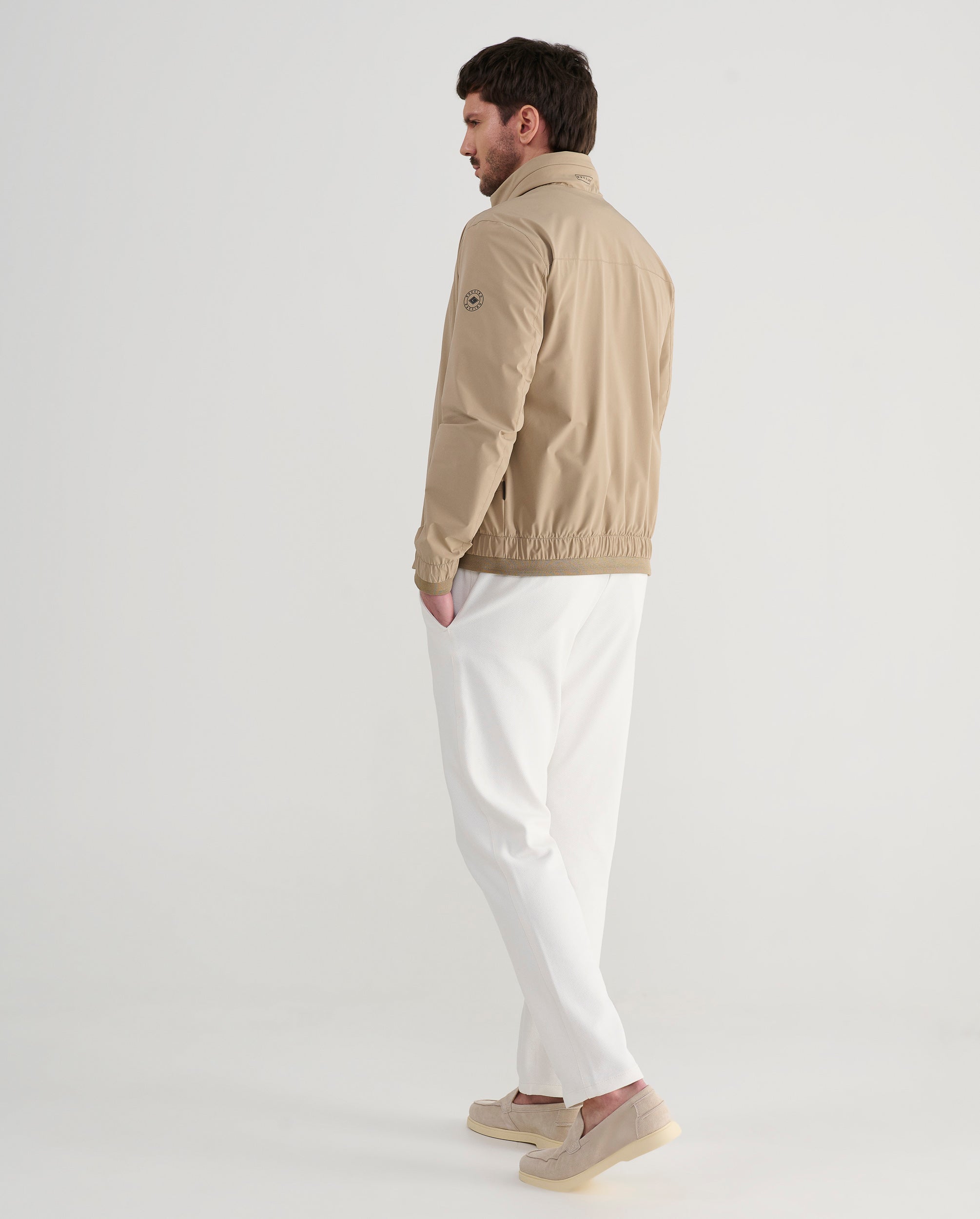 Cazadora hombre primavera impermeable color marrón detalle de lado