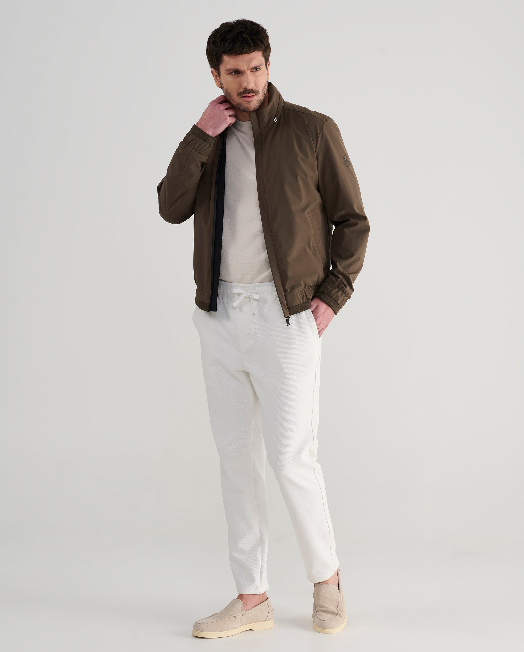 Cazadora hombre primavera impermeable color marrón abierta