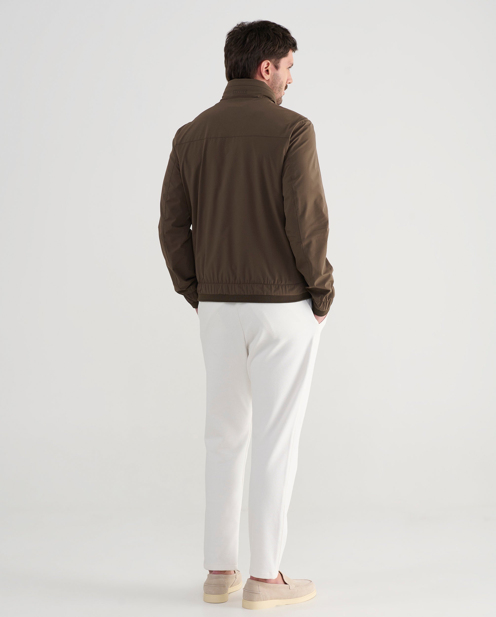 Cazadora hombre primavera impermeable color marrón espalda