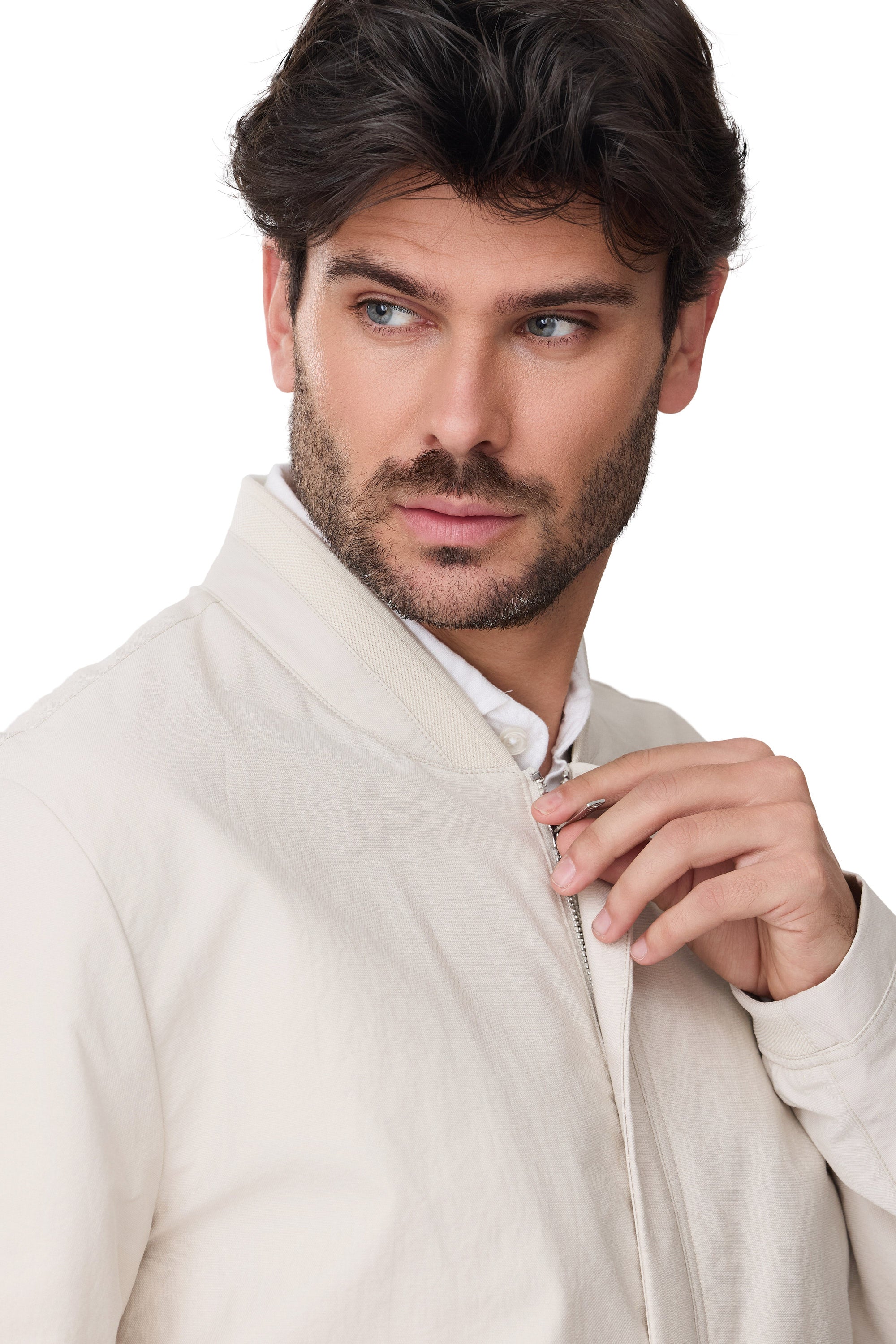Modelo Benomi 1 cazadora de hombre de algodón con punto en el cuello para primavera 2026 en color beige vista mano en cremallera