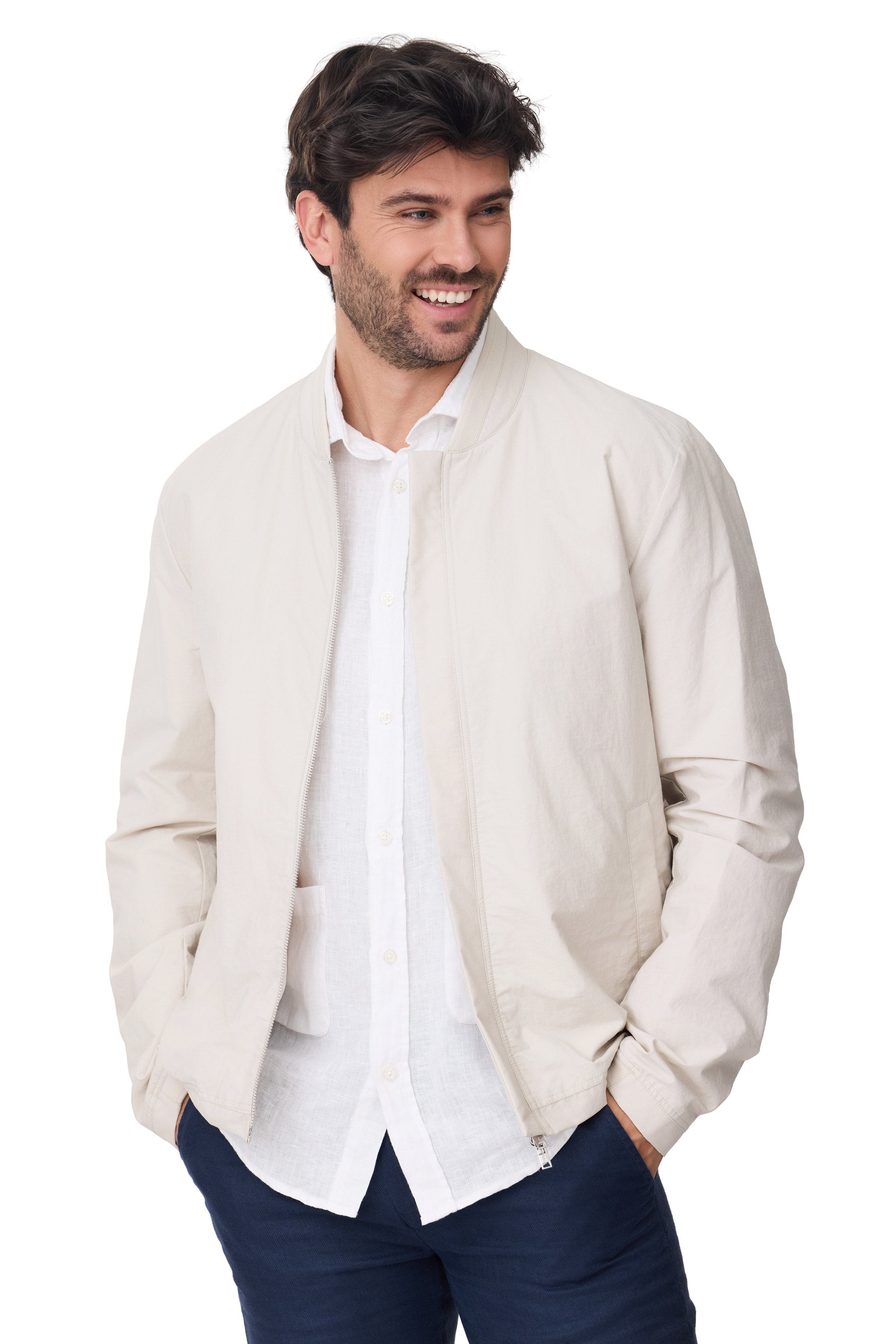 Modelo Benomi 1 cazadora de hombre de algodón con punto en el cuello para primavera 2026 en color beige vista sonriendo