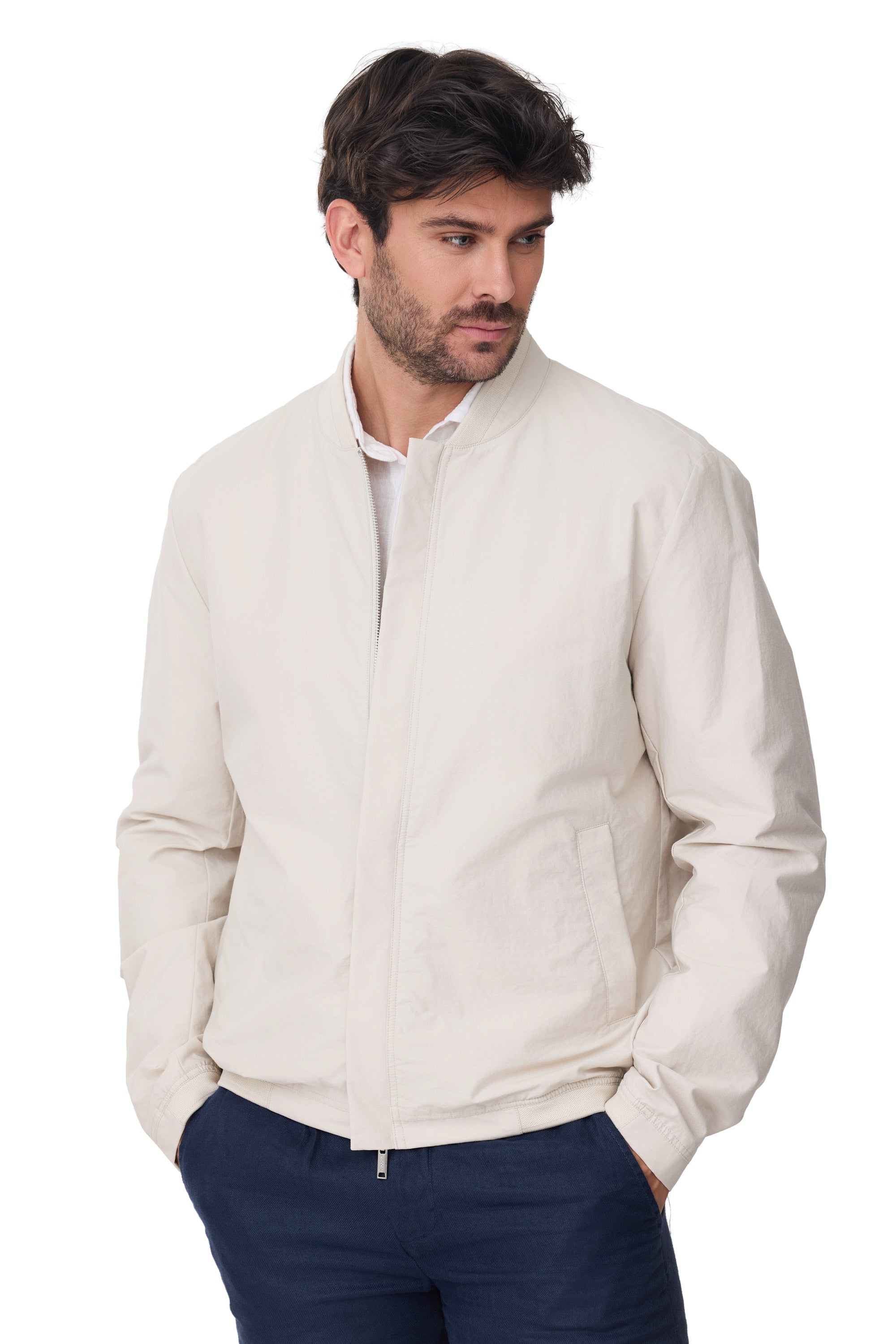 Modelo Benomi 1 cazadora de hombre de algodón con punto en el cuello para primavera 2026 en color beige vista de lado cerrada