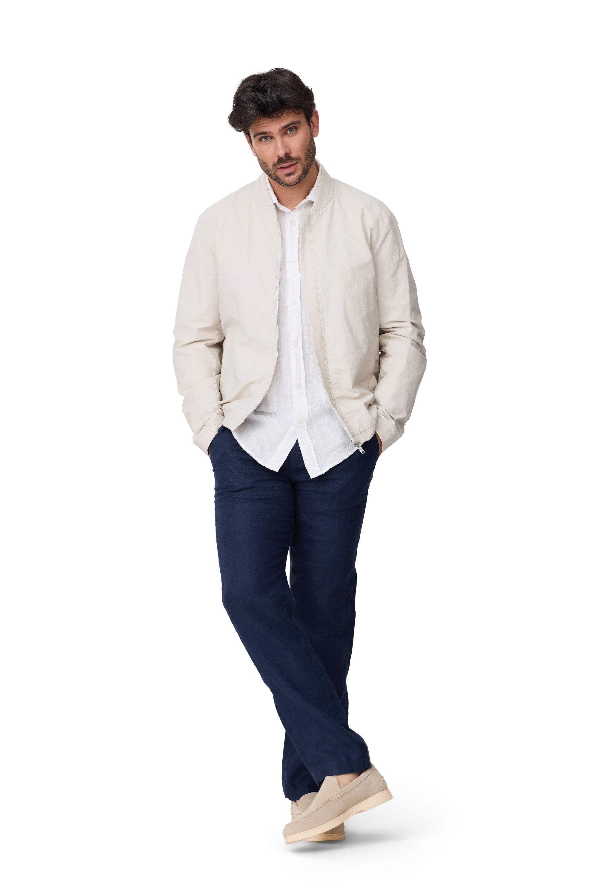 Modelo Benomi 1 cazadora de hombre de algodón con punto en el cuello para primavera 2026 en color beige vista de frente abierta