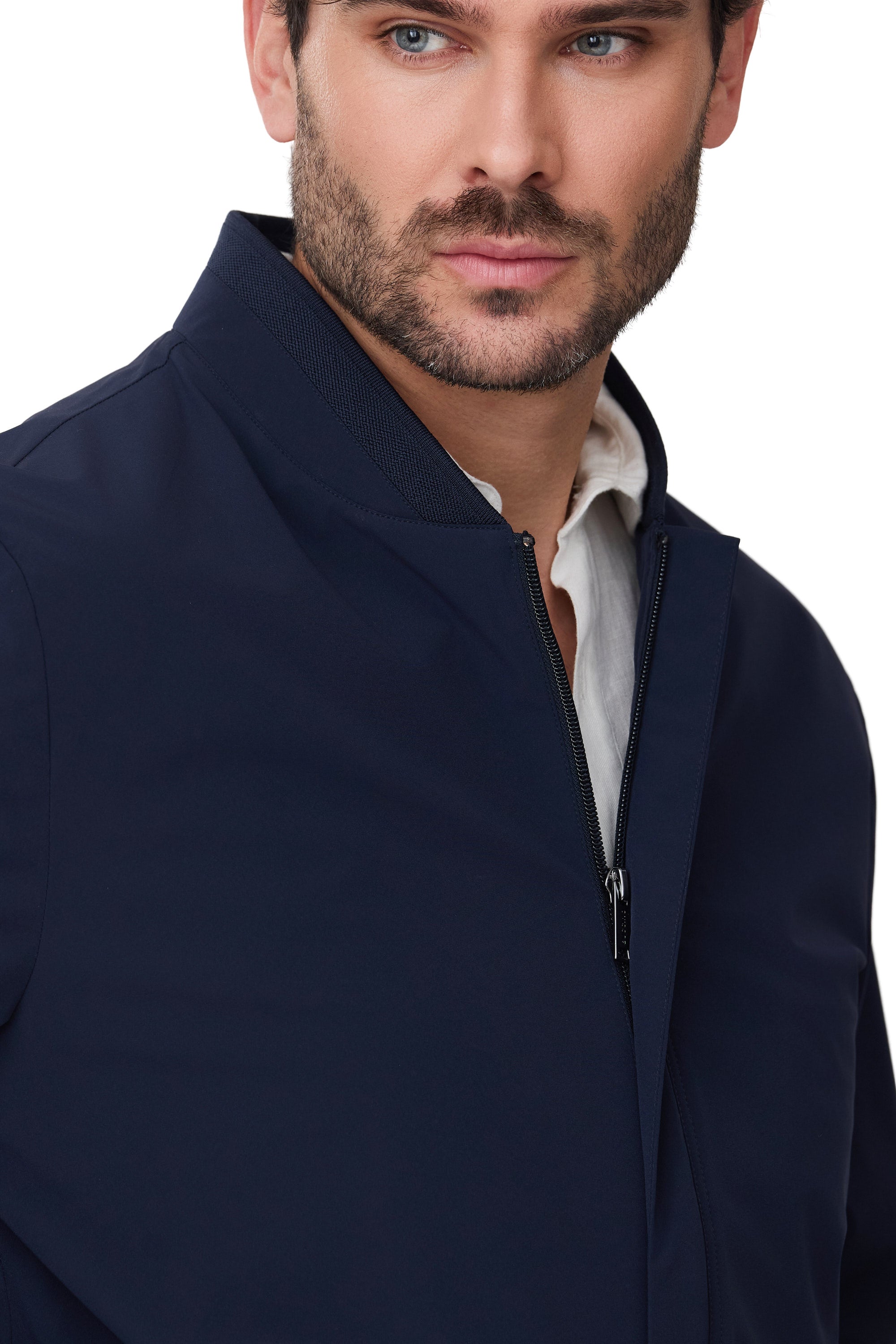 Modelo Benomi cazadora de hombre impermeable con punto en el cuello para primavera 2026 en color azul marino vista frontal