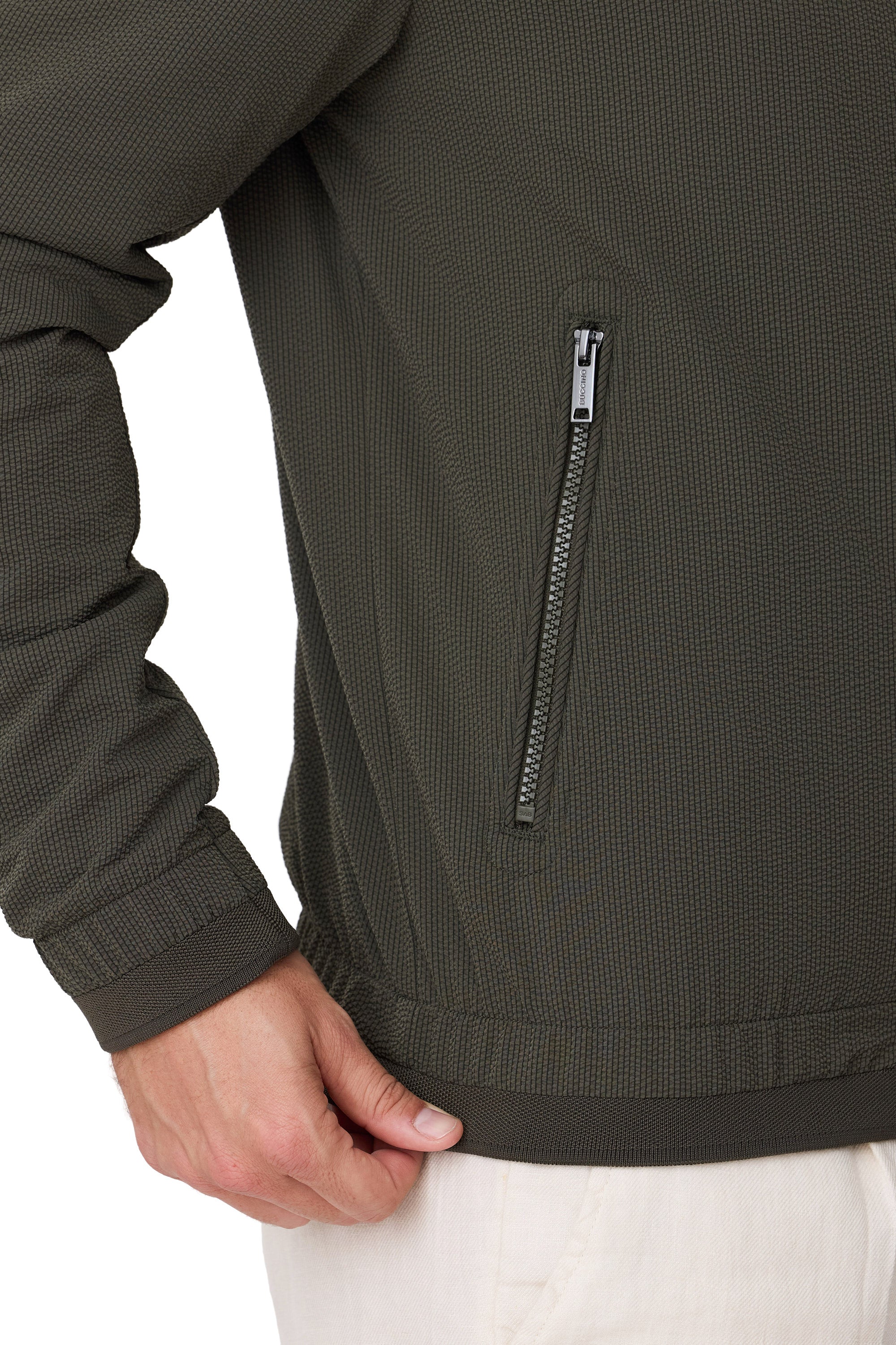 Modelo Duck cazadora de hombre tejido seersucker para primavera 2026 en color kaky cremallera del bolsillo