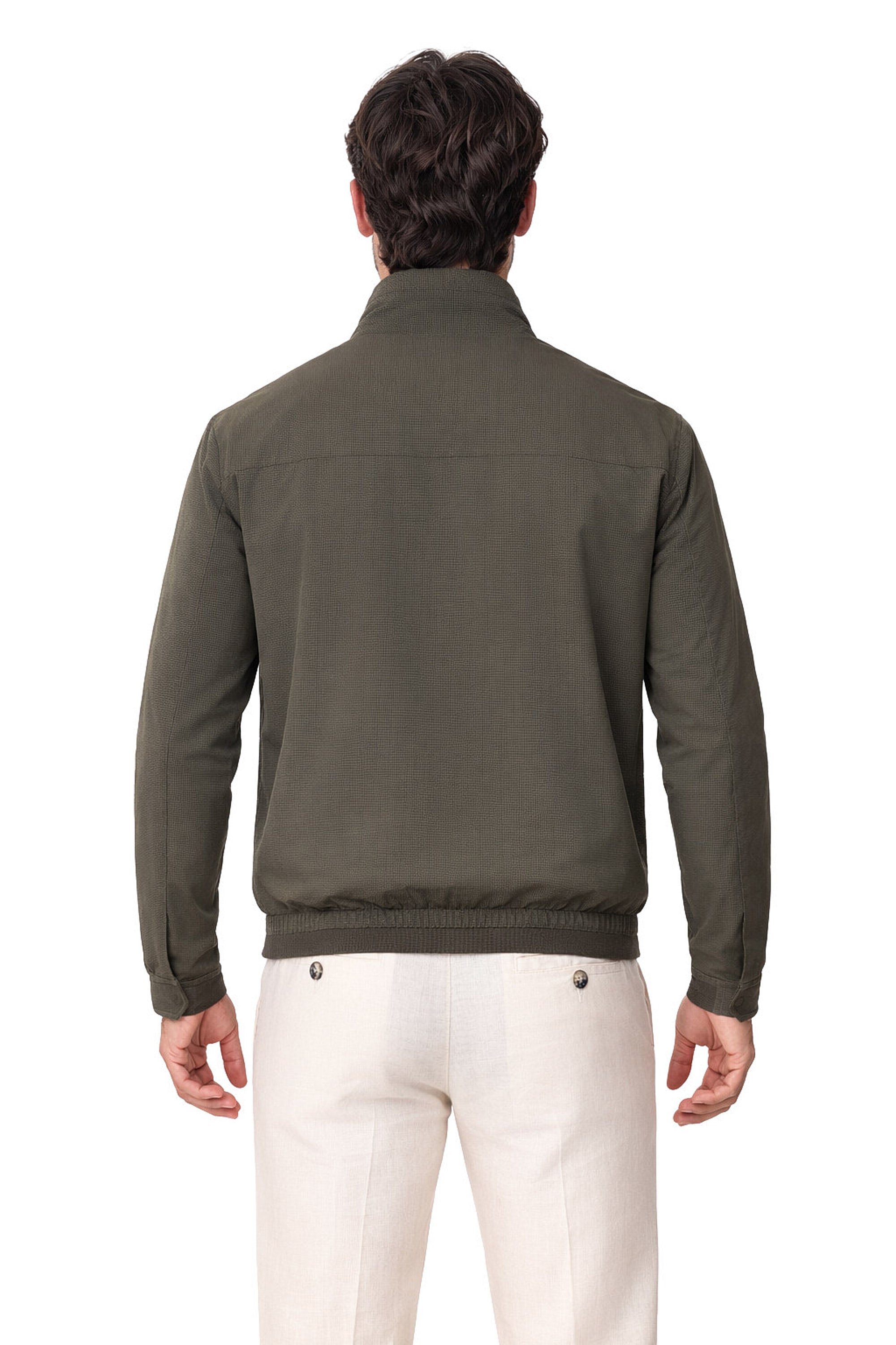 Modelo Duck cazadora de hombre tejido seersucker para primavera 2026 en color kaky de espaldas