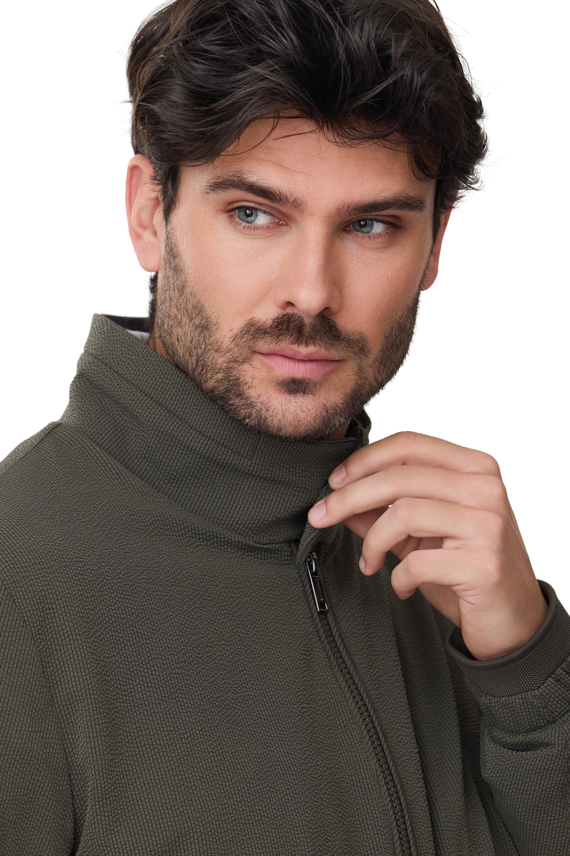 Modelo Duck cazadora de hombre tejido seersucker para primavera 2026 en color kaky vista cuello