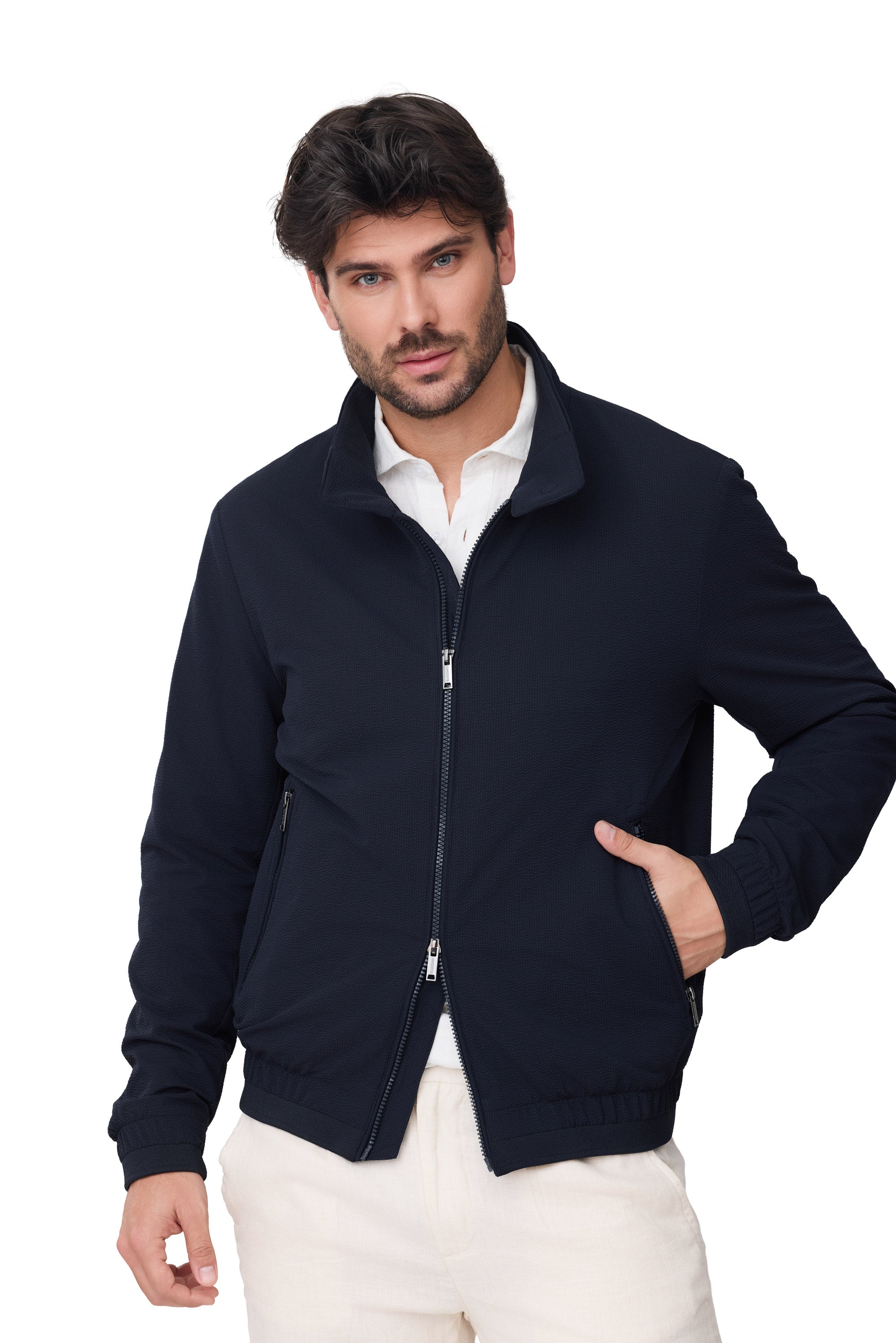Modelo Duck cazadora de hombre tejido seersucker para primavera 2026 en color azul marino vista doble cremallera