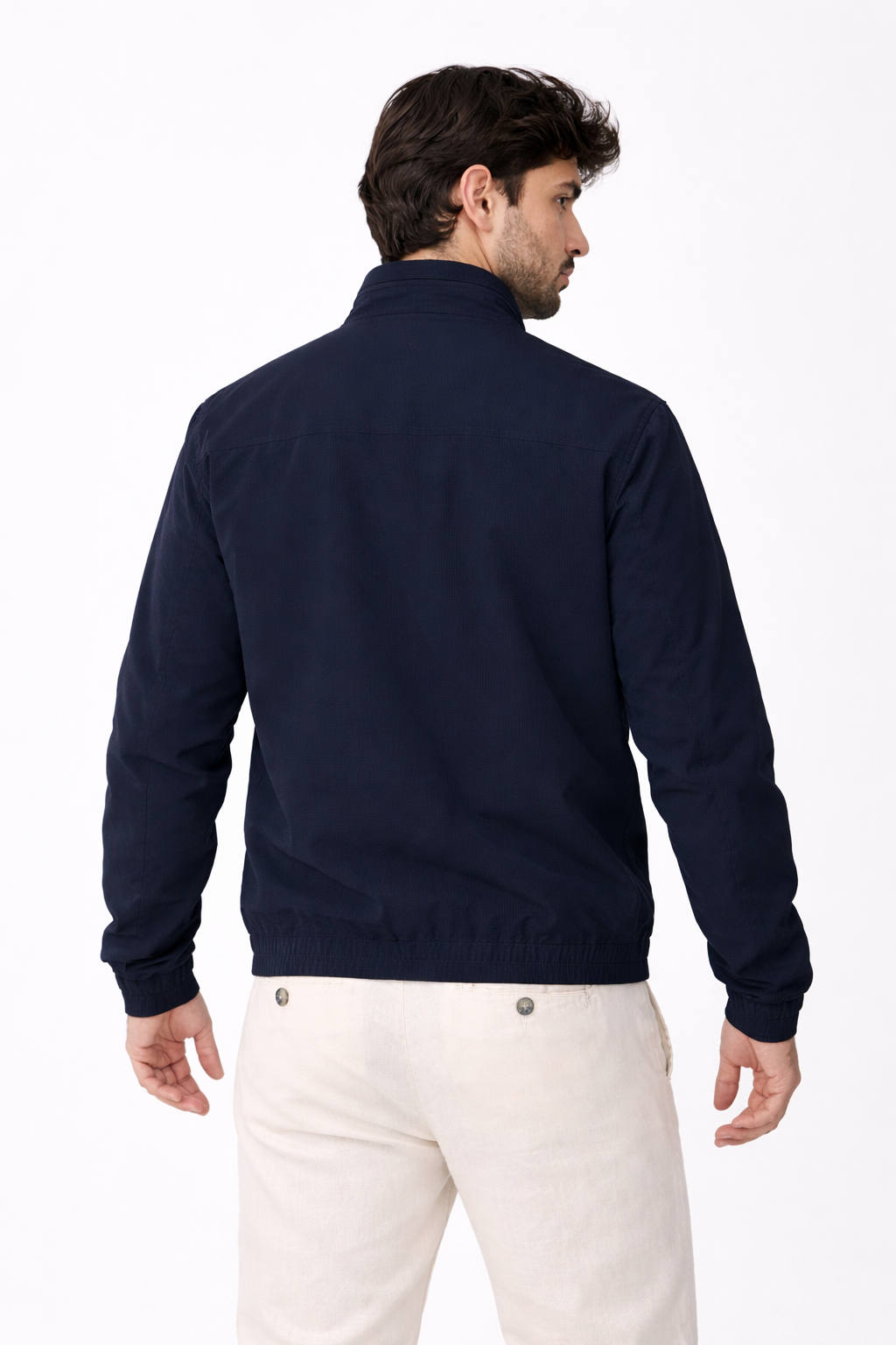 Modelo Duck cazadora de hombre tejido seersucker para primavera 2026 en color azul marino vista espalda