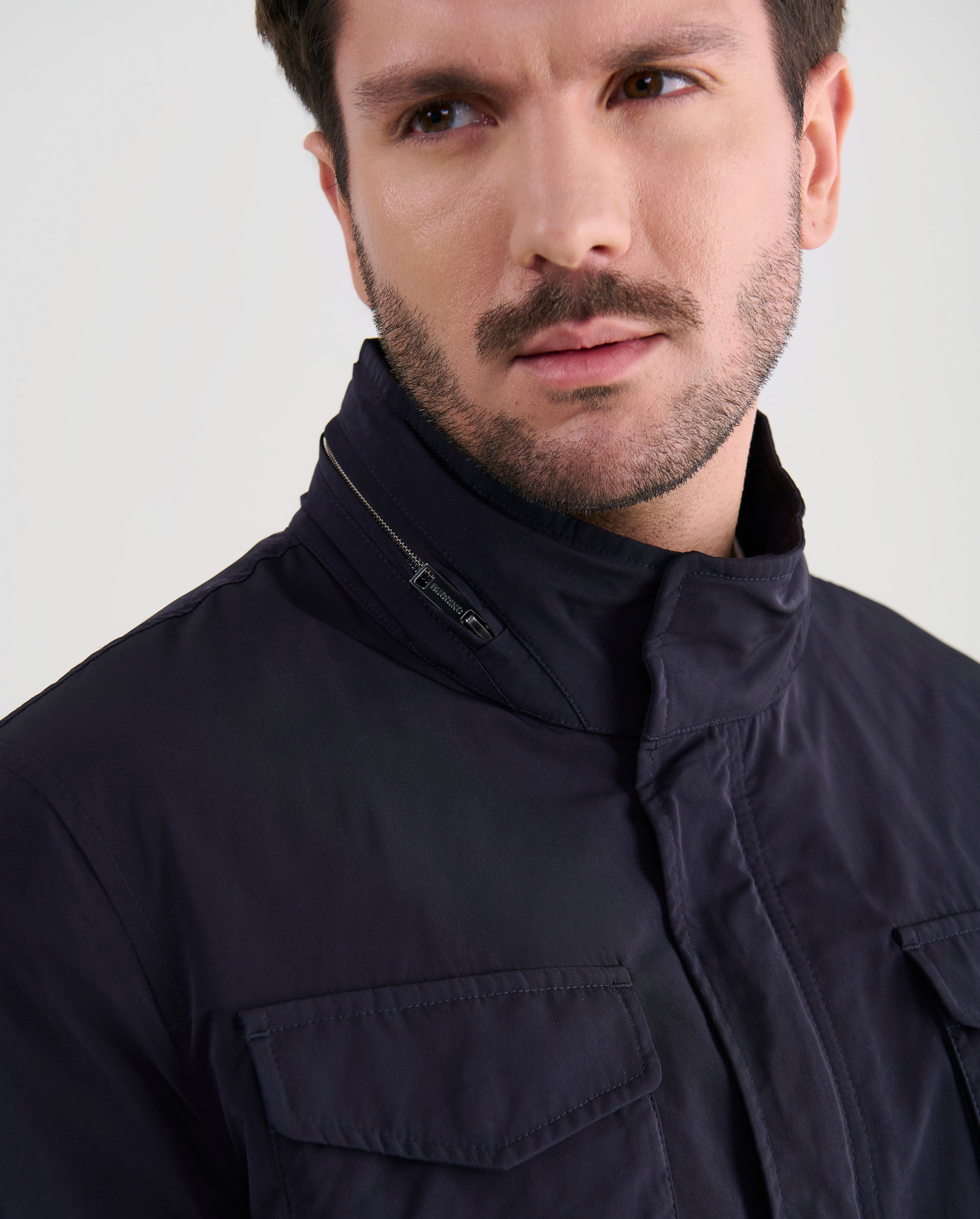 Parka Eder en microfibra primavera para hombre color azul marino detalle cuello