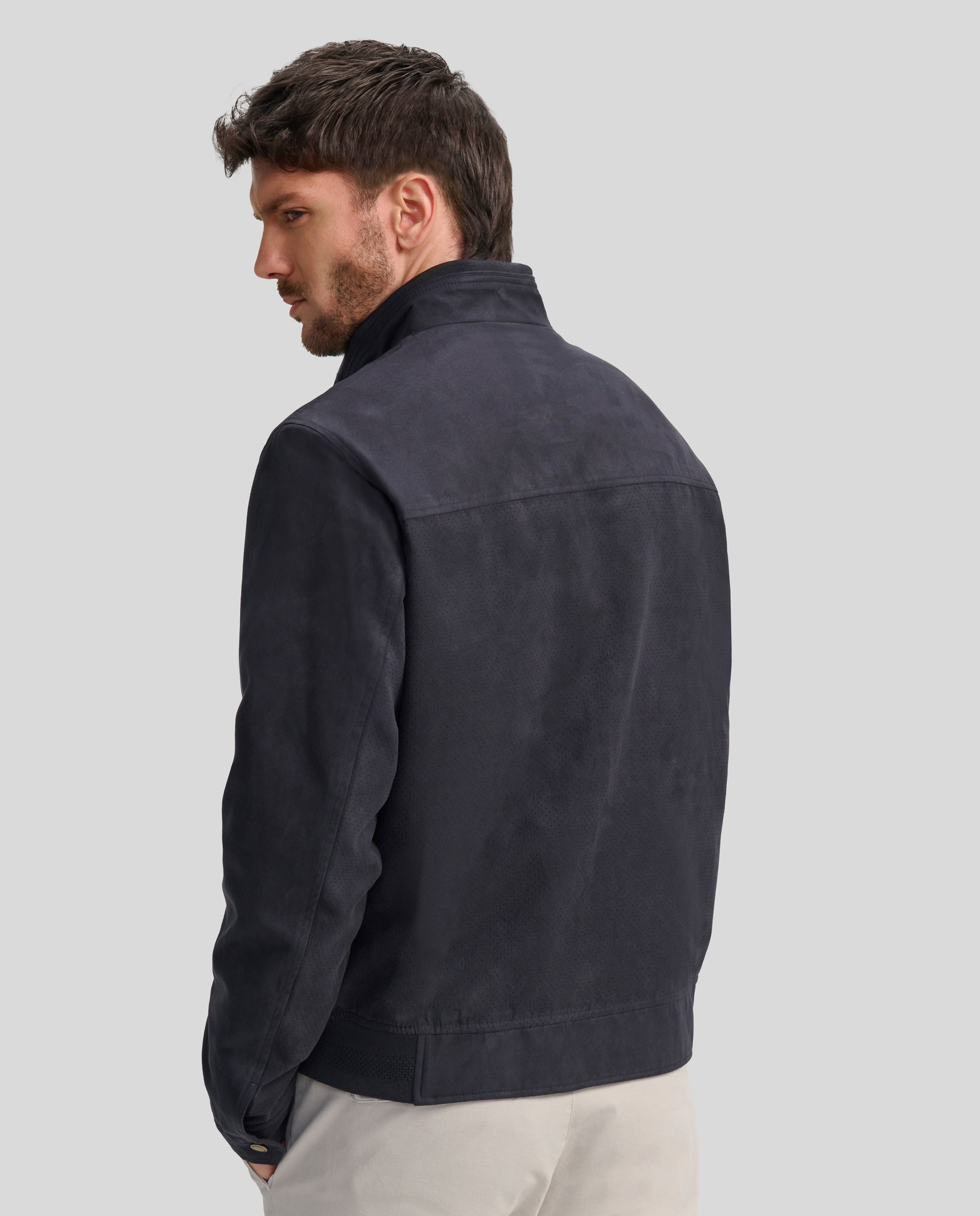 Buccino | ELIAS | MARINO | Foto de espalda | Cazadora en tejido AMARA combinada liso y perforado con punto en cintura y cuello. Forrada a contraste. Dos bolsillos laterales de fácil acceso con broche oculto y dos bolsillos en el interior. Puños ajustables con broche. Cierre frontal con cremallera vista personalizada.