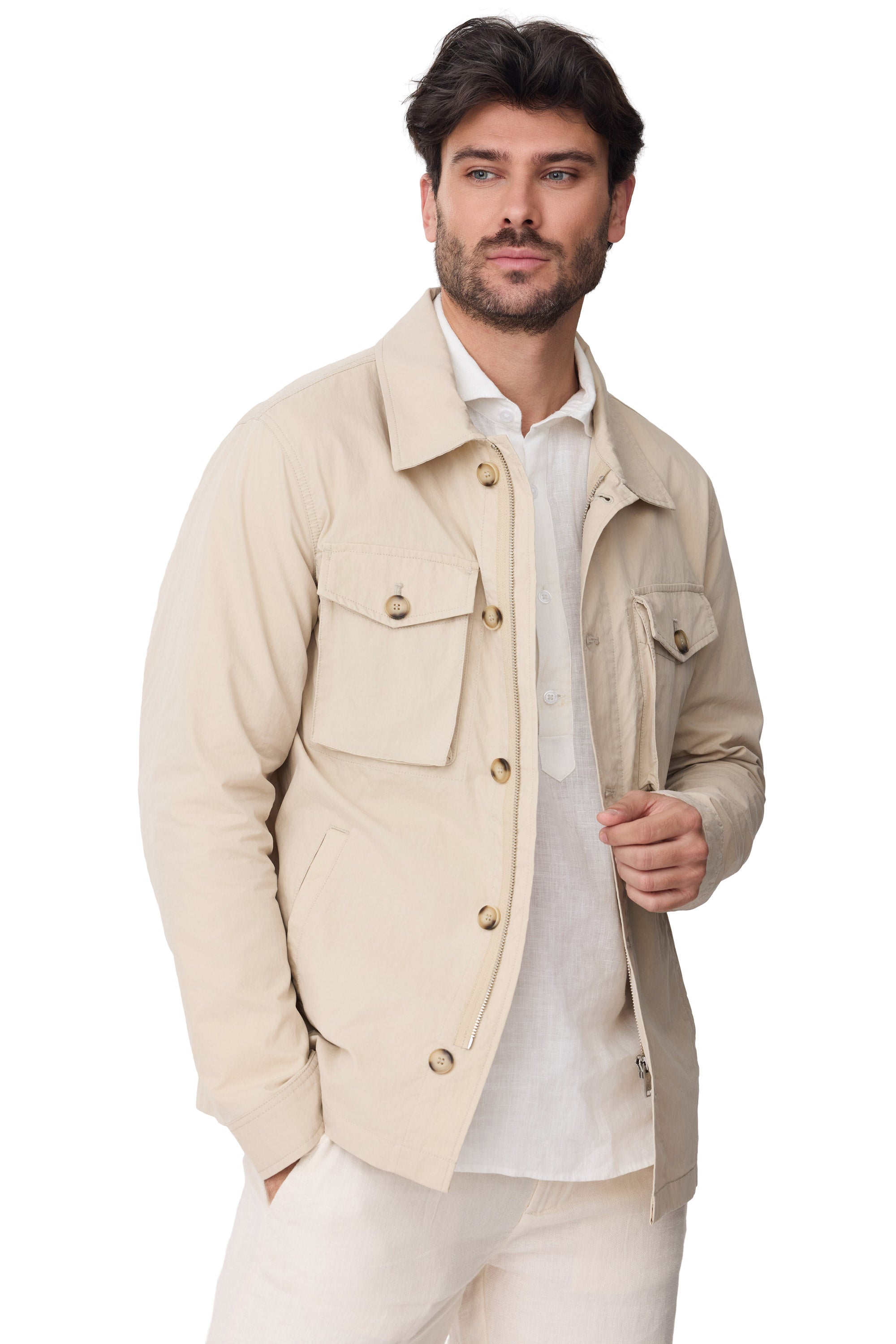 Parka Fabricio para hombre beige con botón y bolsillo detalle medio cuerpo