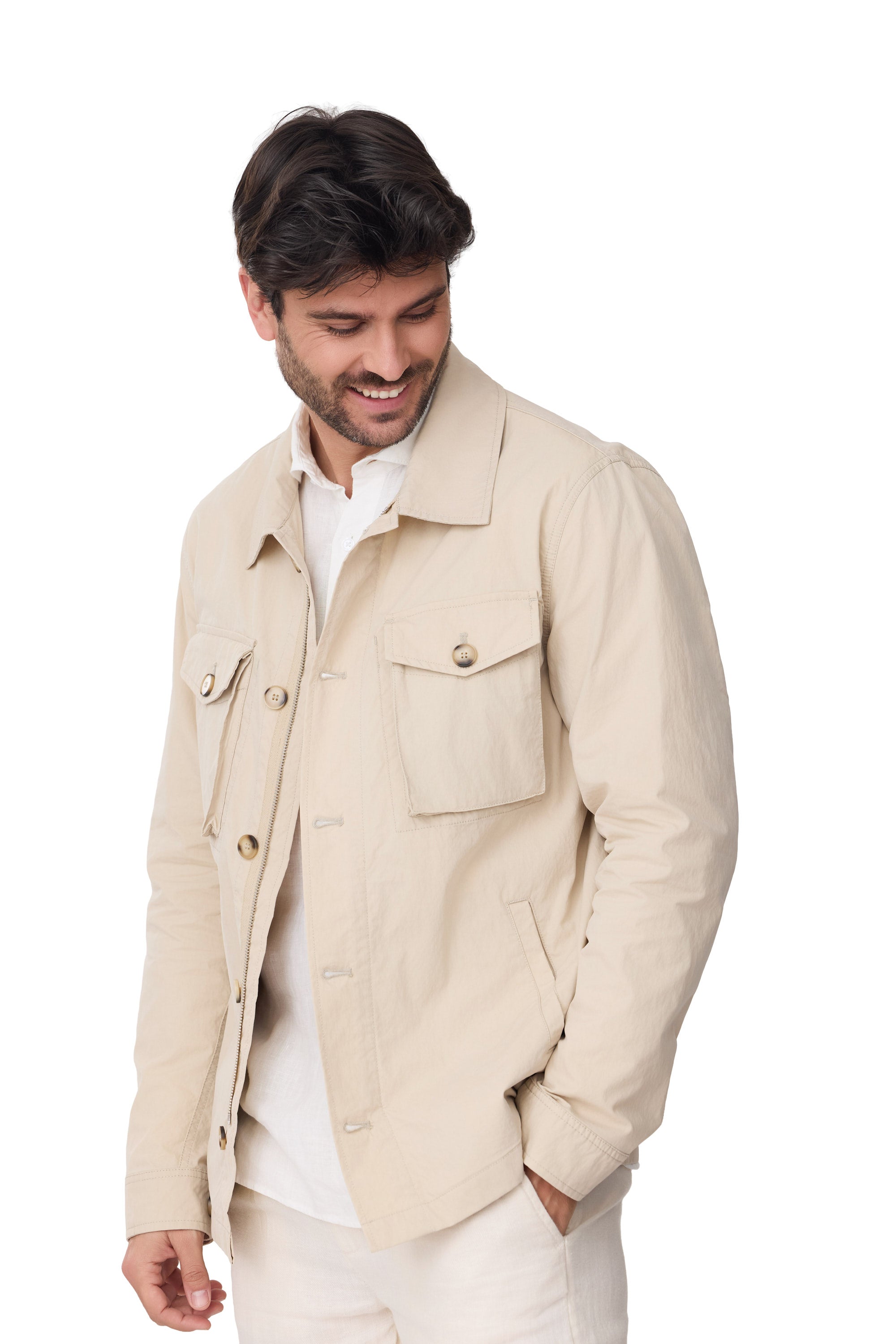 Parka Fabricio para hombre beige con botón y bolsillo detalle sonriendo