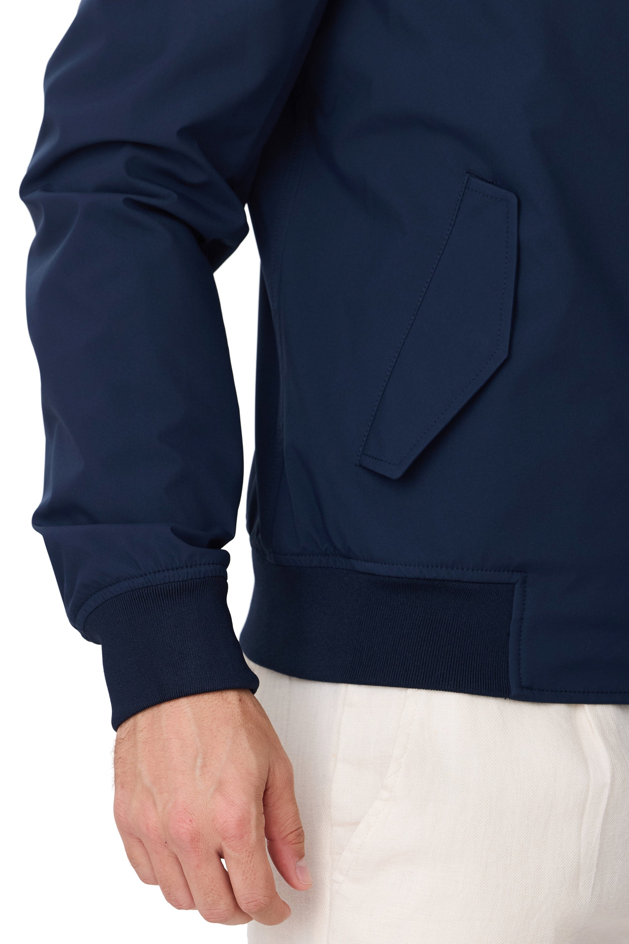 Detalle de cazadora Jaime azul marino con bolsillo lateral y puño elástico para hombre