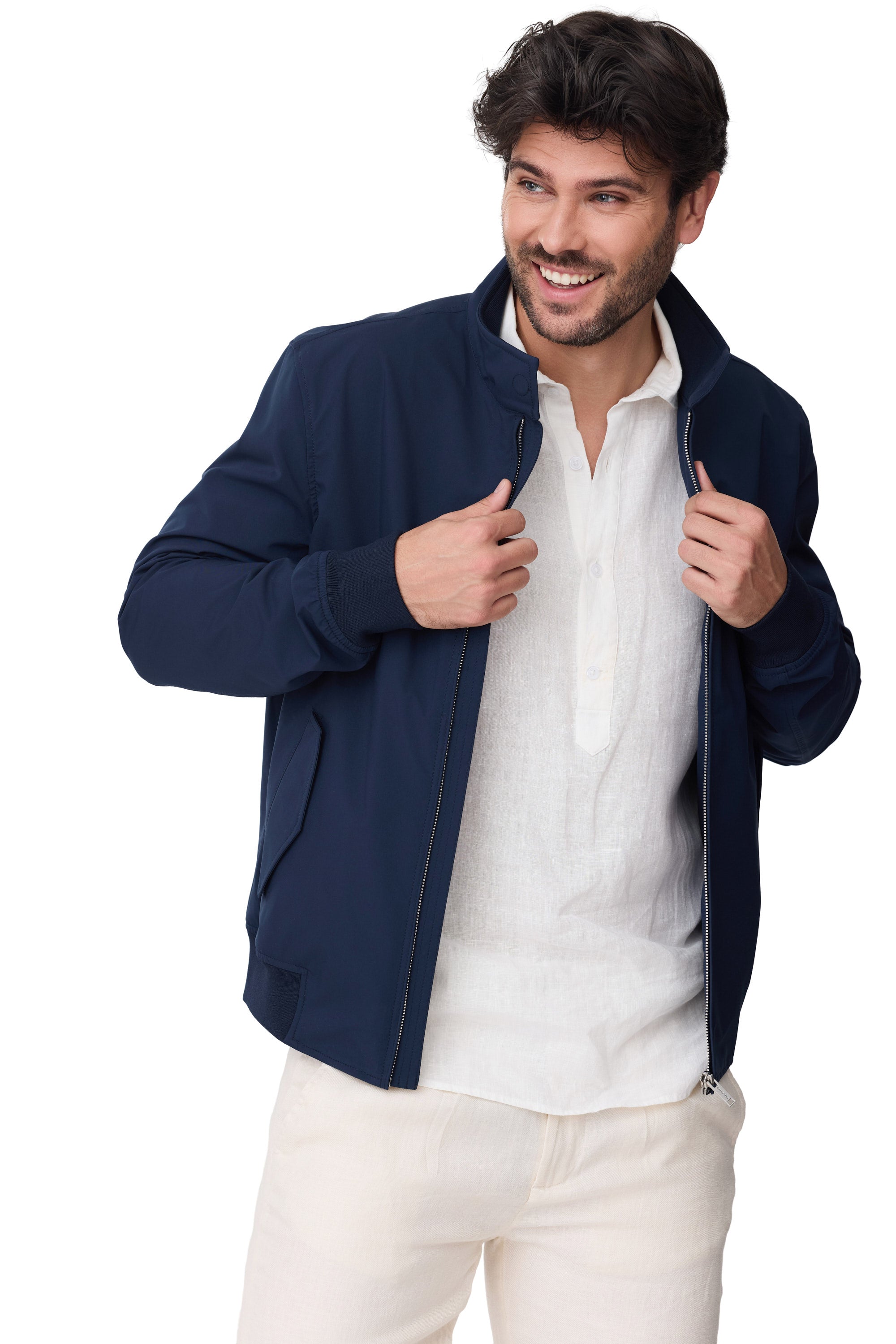 Modelo Jaime cazadora de hombre tejido doble faz sin forro para primavera 2026 en color marino vista abierta sonriendo