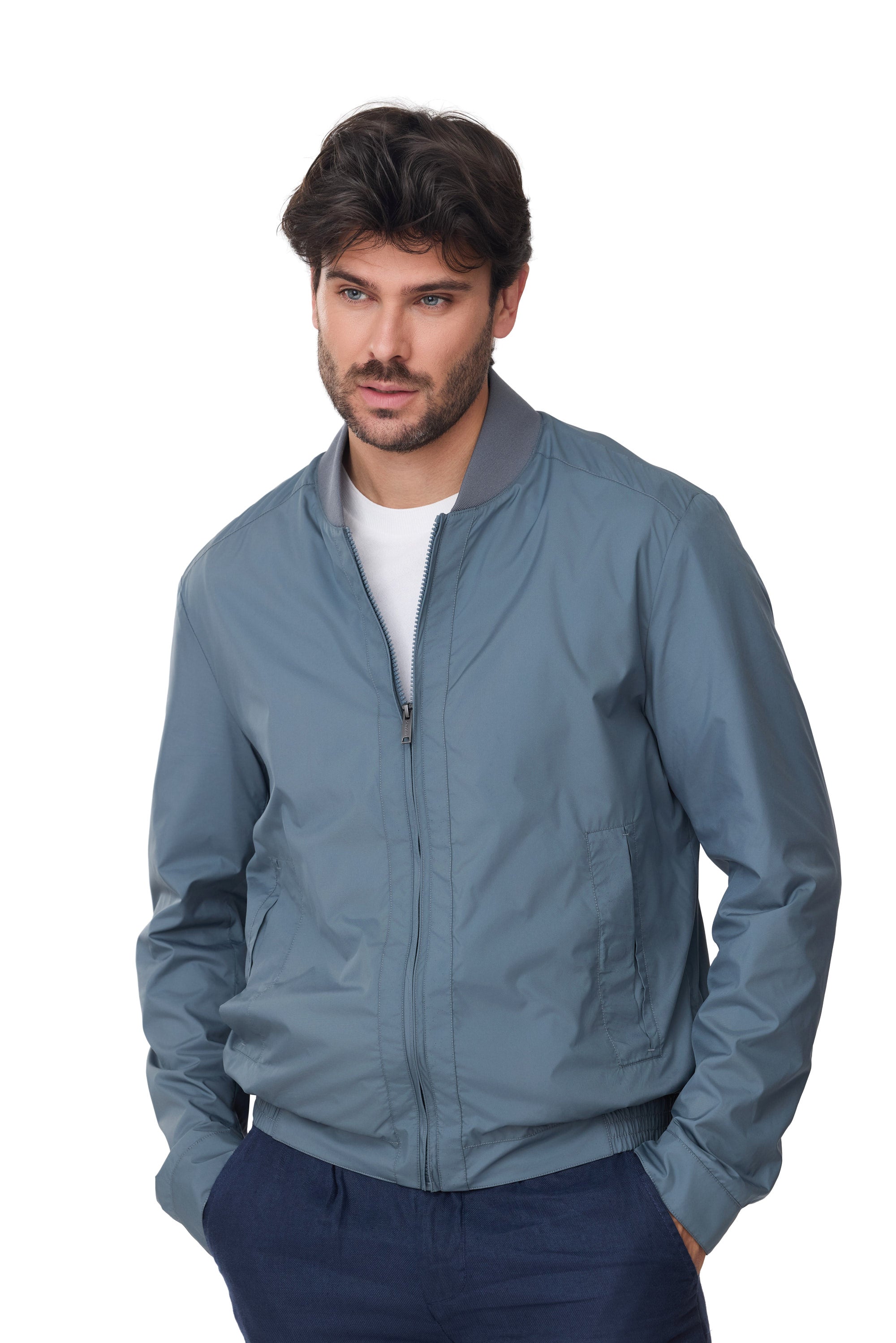 Cazadora Miguel para hombre azul claro con cremallera frontal detalle cerrada