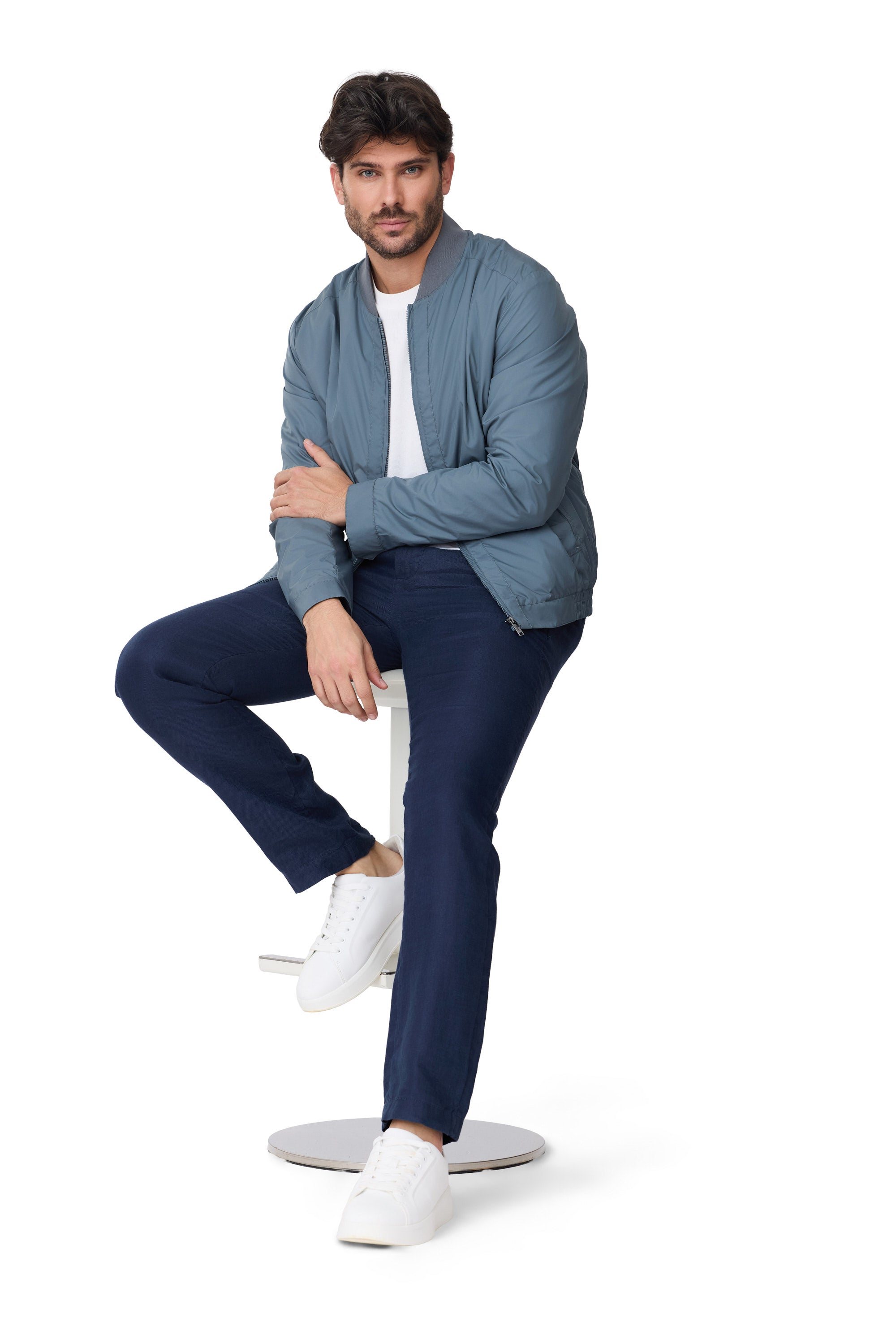 Cazadora Miguel para hombre azul claro con cremallera frontal detalle sentado