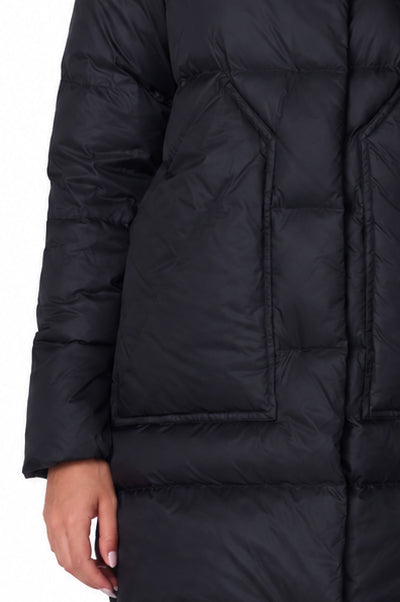 Plumífero largo acolchado negro capucha, detalle bolsillo