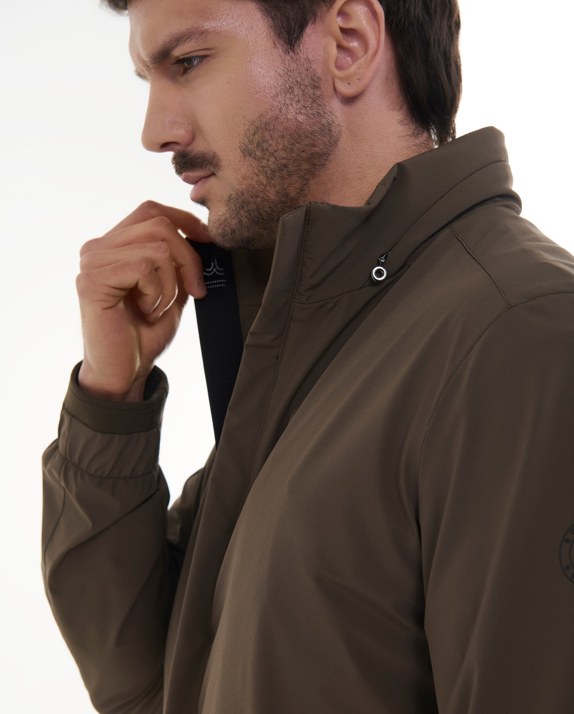 Cazadora hombre primavera impermeable color marrón detalle cuello