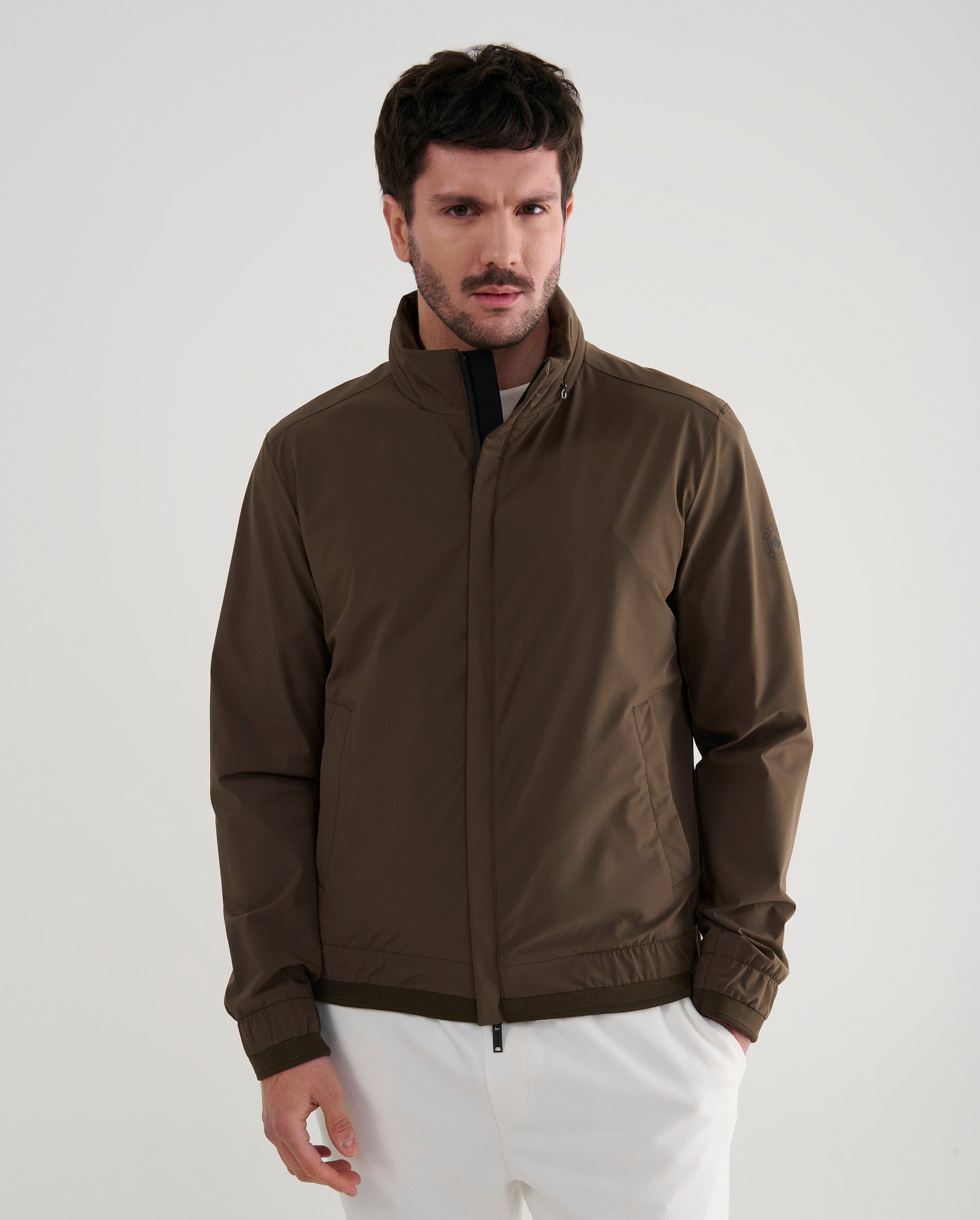Cazadora hombre primavera impermeable color marrón delantero