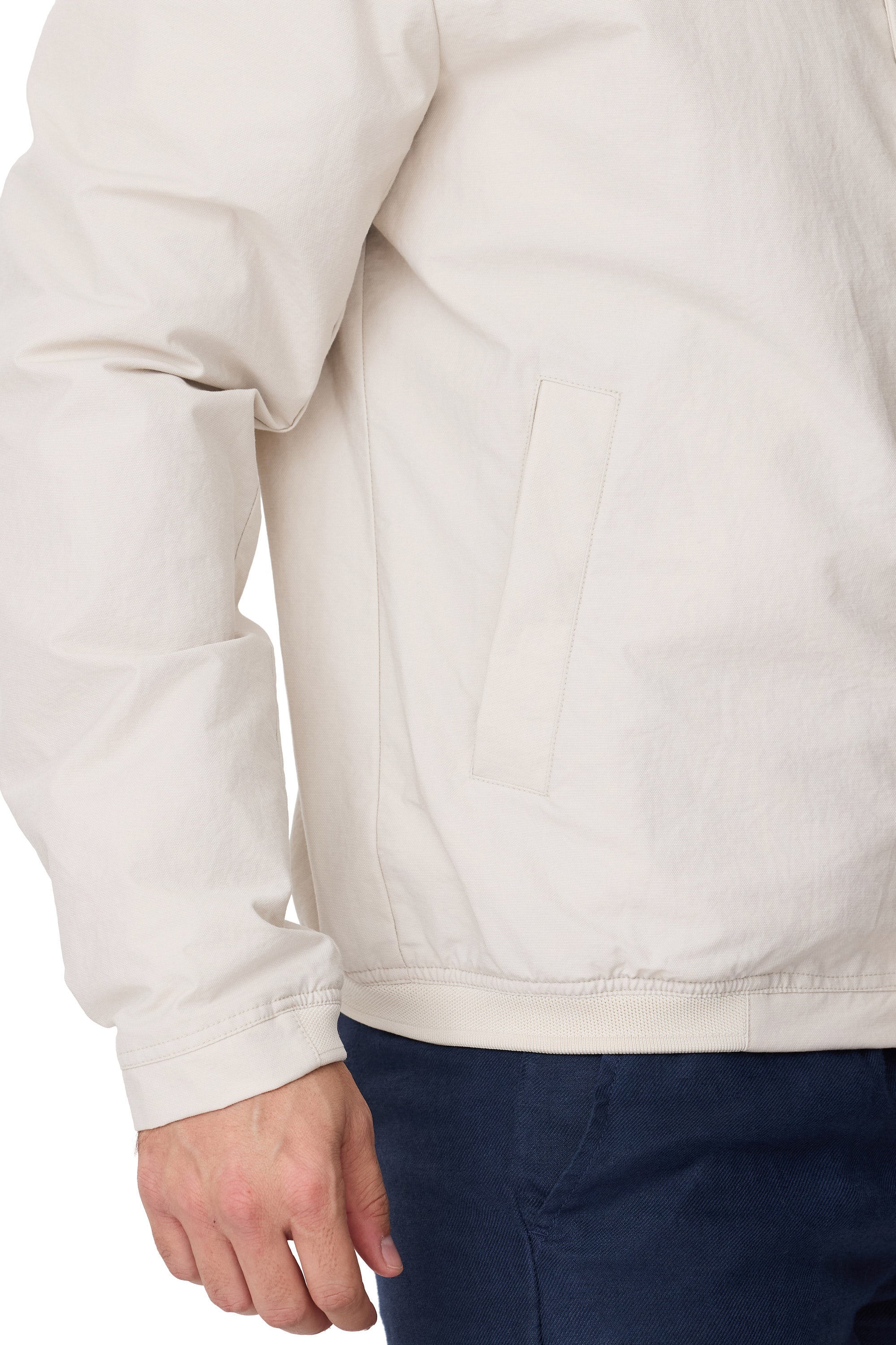 Modelo Benomi 1 cazadora de hombre de algodón con punto en el cuello para primavera 2026 en color beige detalle del bolsillo