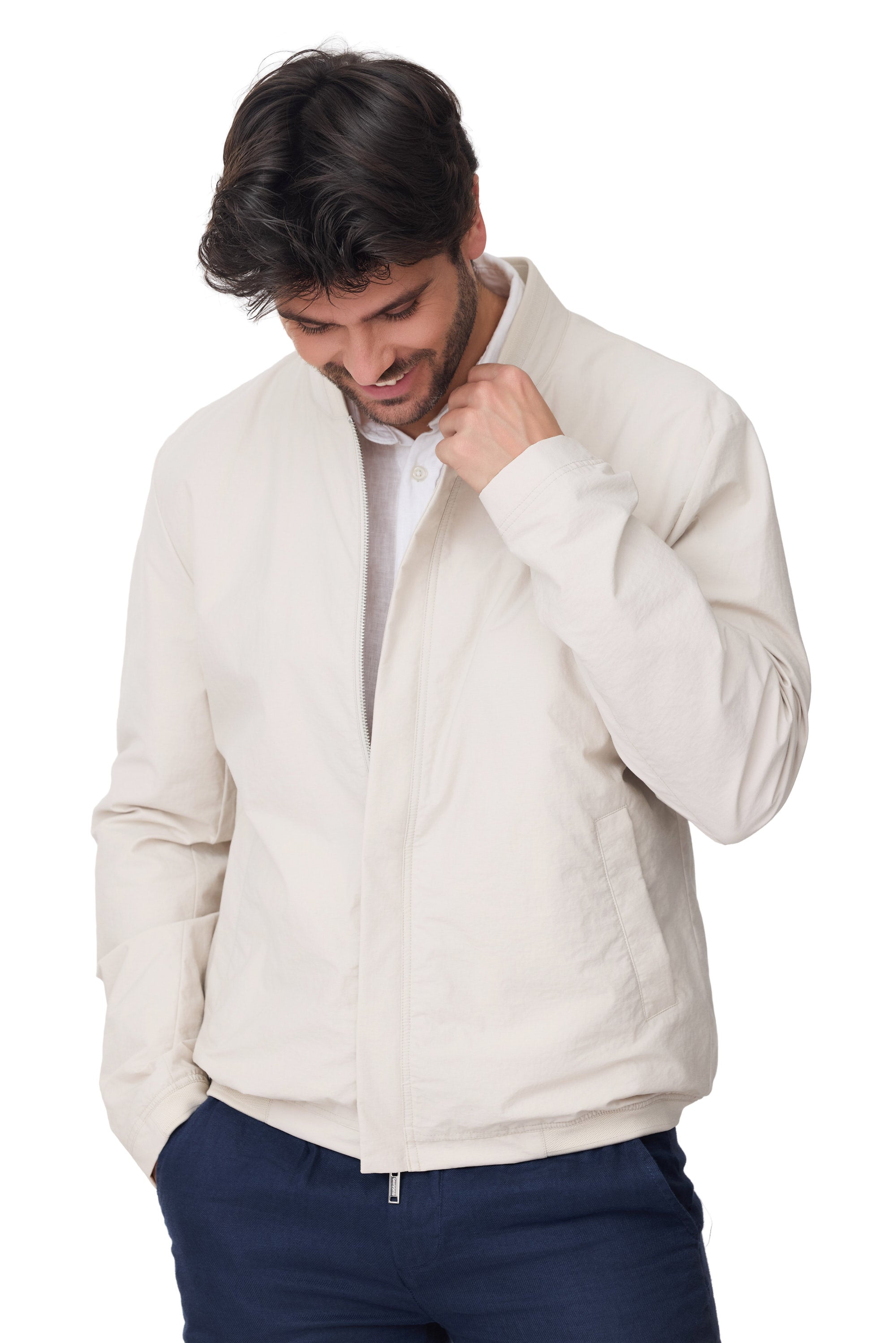 Modelo Benomi 1 cazadora de hombre de algodón con punto en el cuello para primavera 2026 en color beige vista mirando al suelo