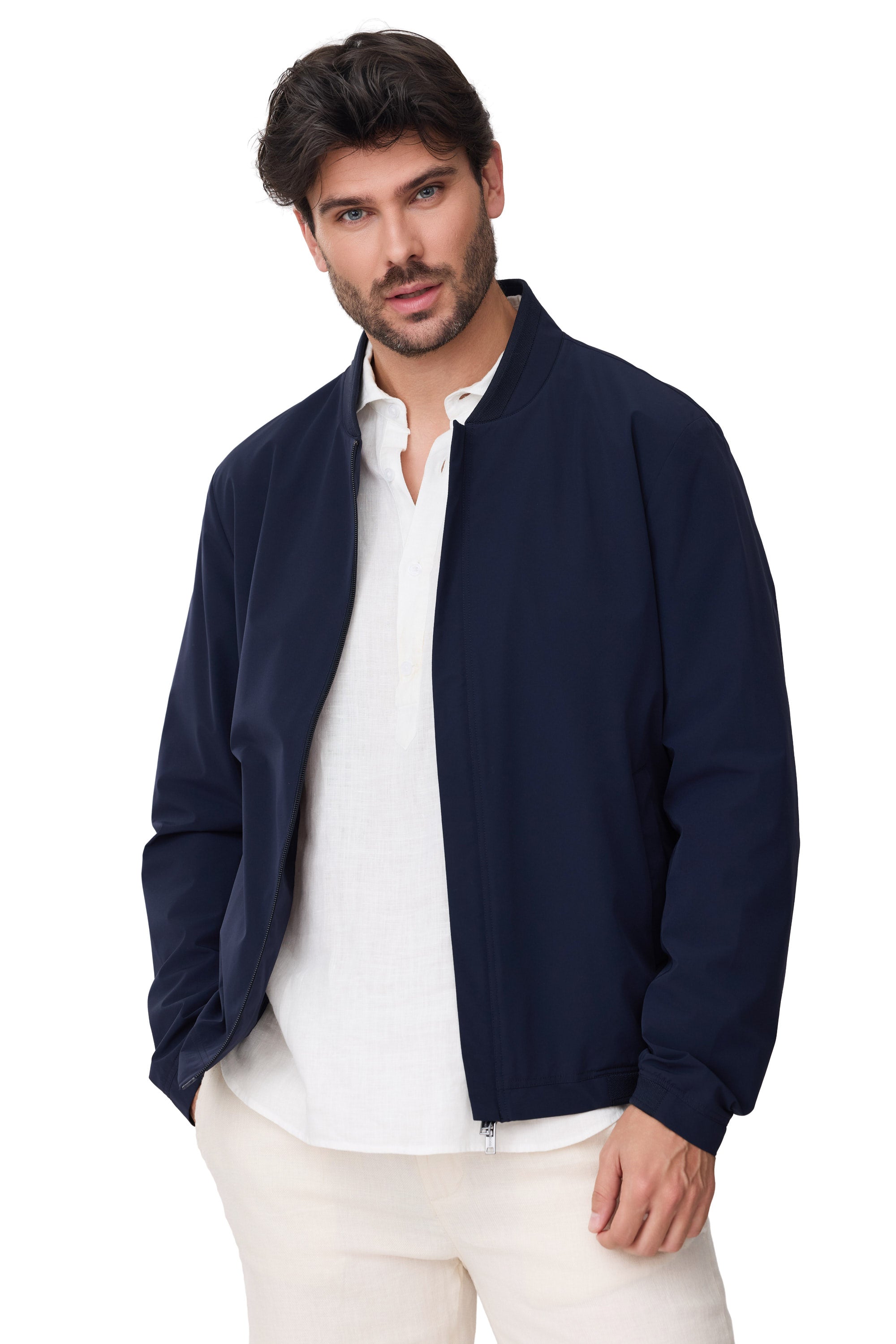 Modelo Benomi cazadora de hombre impermeable con punto en el cuello para primavera 2026 en color azul marino vista  frente abierta