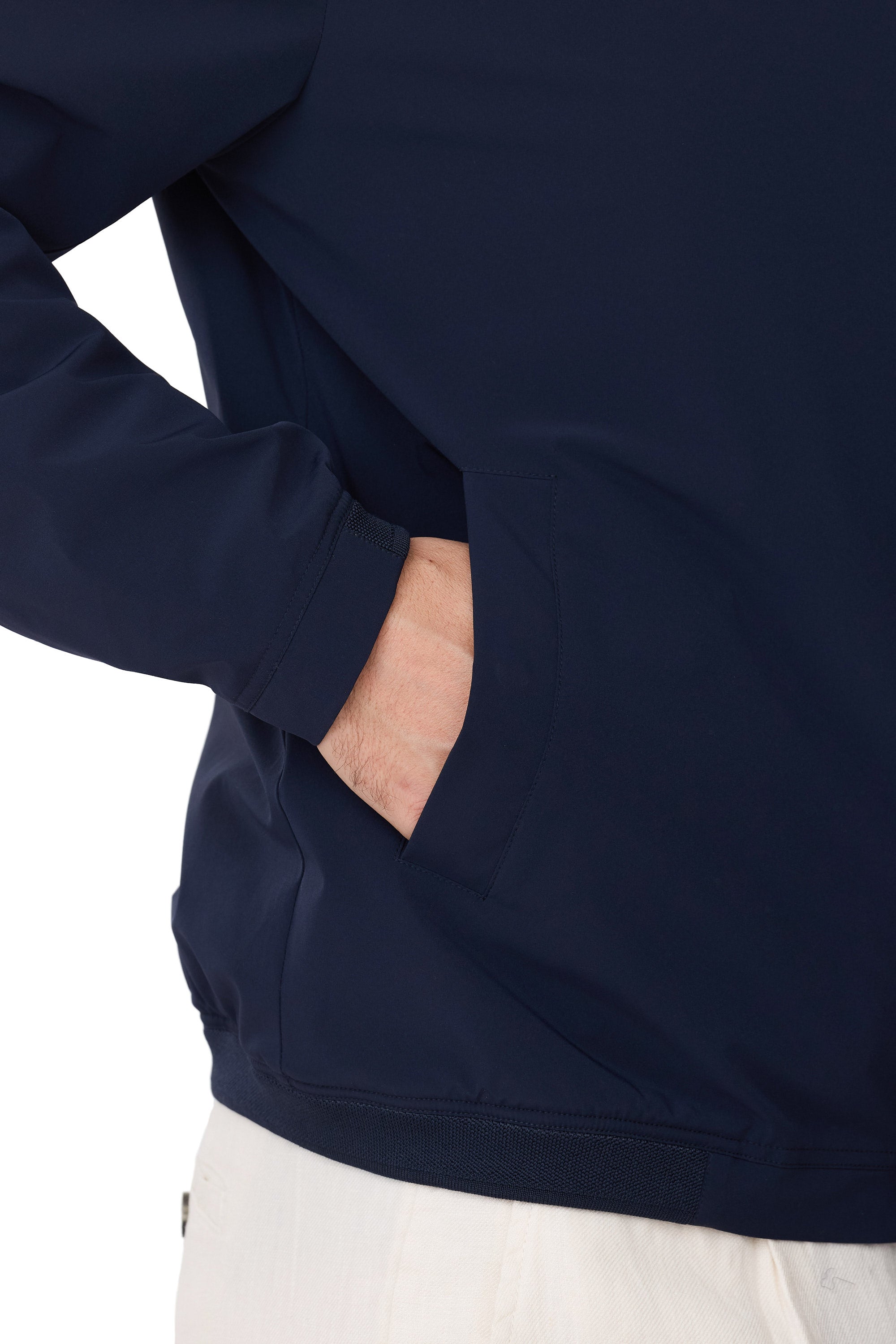 Modelo Benomi cazadora de hombre impermeable con punto en el cuello para primavera 2026 en color azul marino vista bolsillo