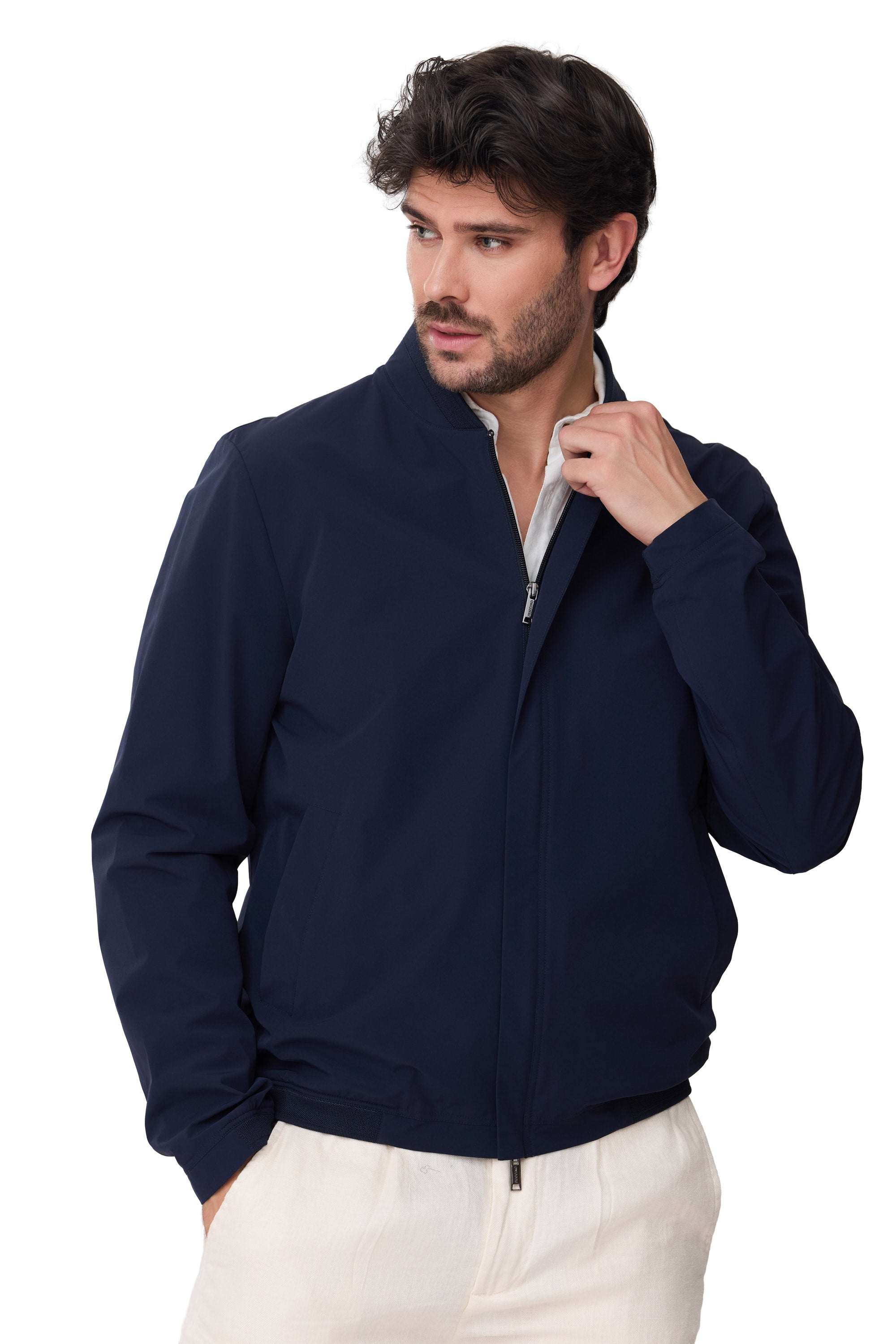Modelo Benomi cazadora de hombre impermeable con punto en el cuello para primavera 2026 en color azul marino vista mano en el cuello