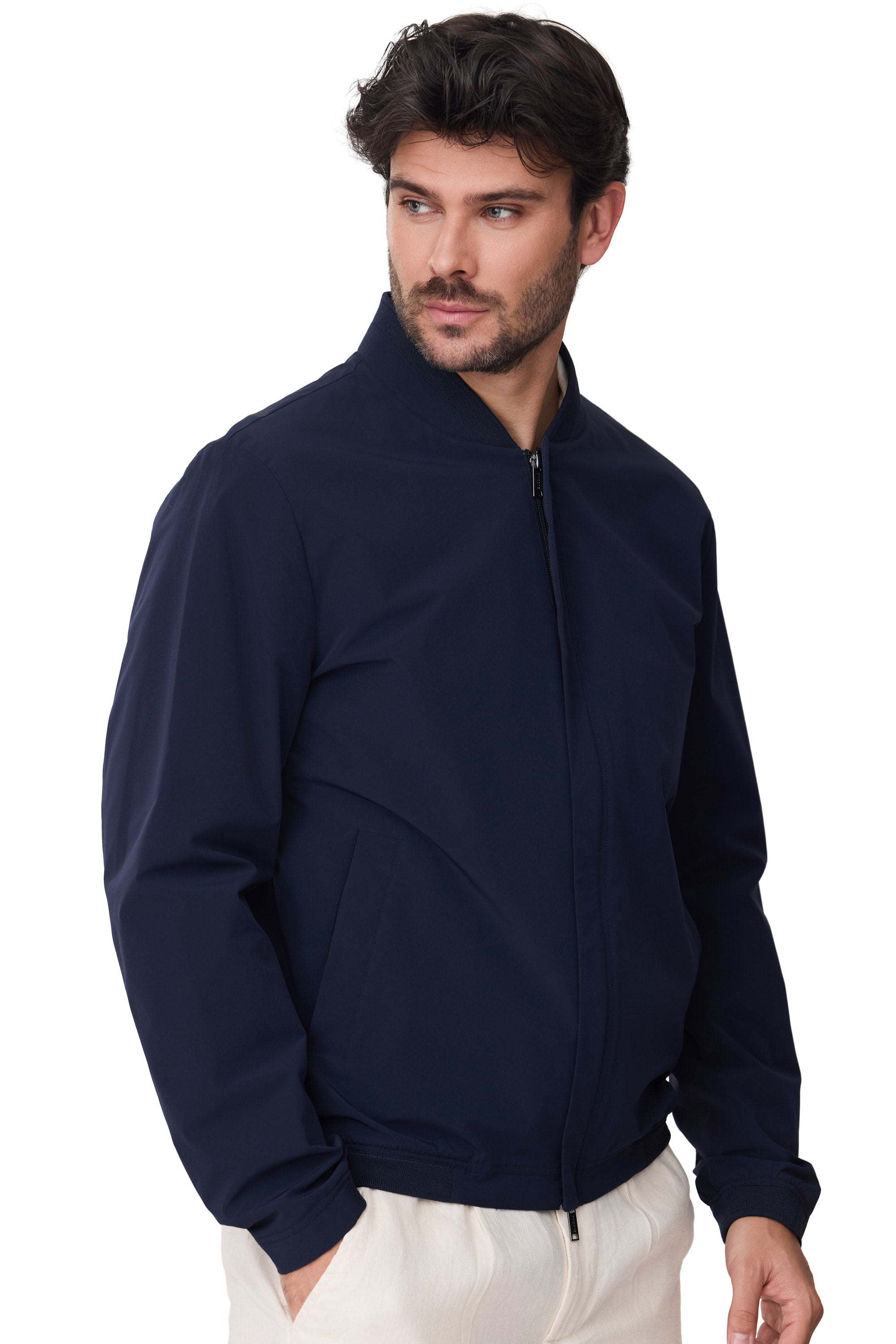 Modelo Benomi cazadora de hombre impermeable con punto en el cuello para primavera 2026 en color azul marino vista lado