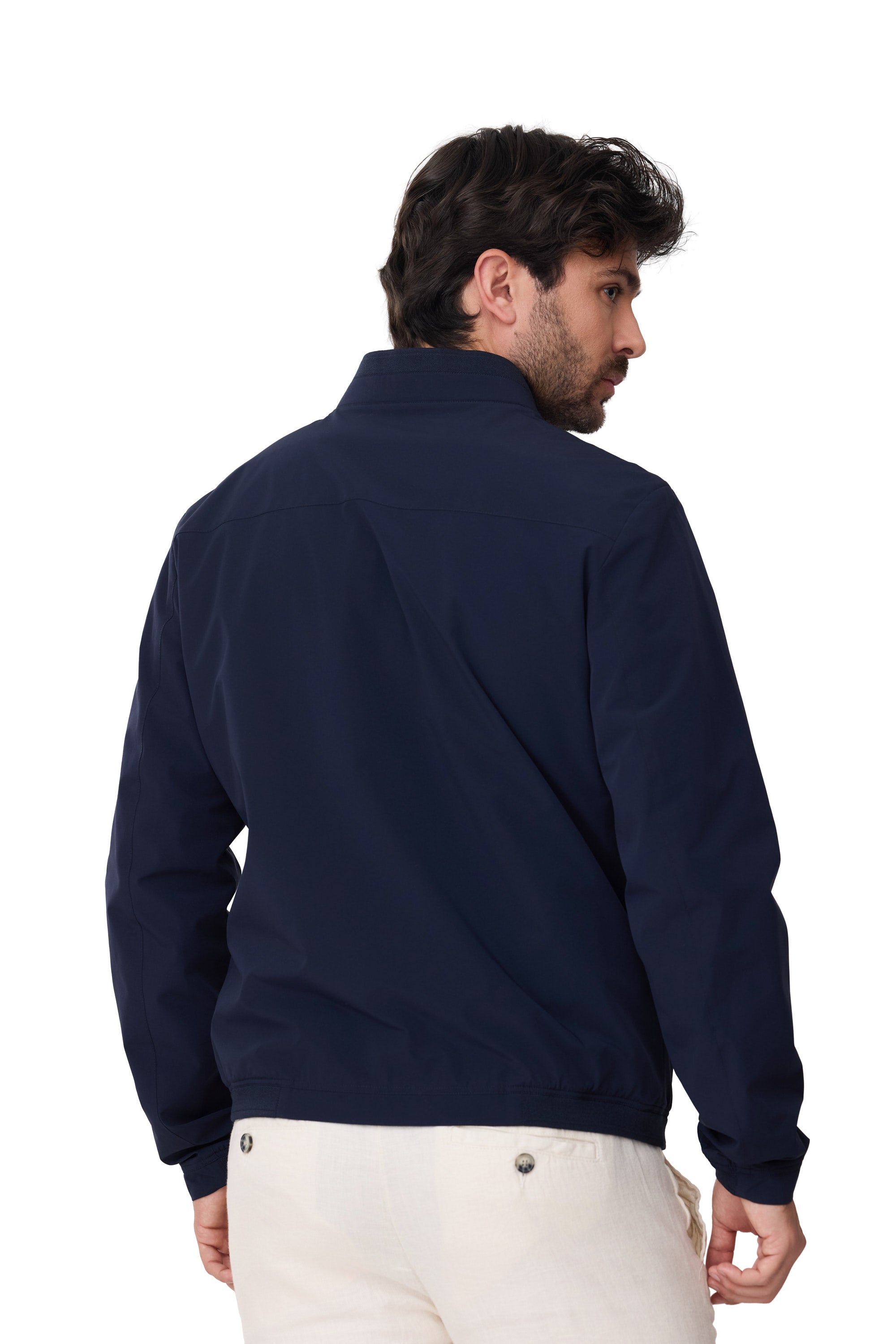 Modelo Benomi cazadora de hombre impermeable con punto en el cuello para primavera 2026 en color azul marino vista espalda
