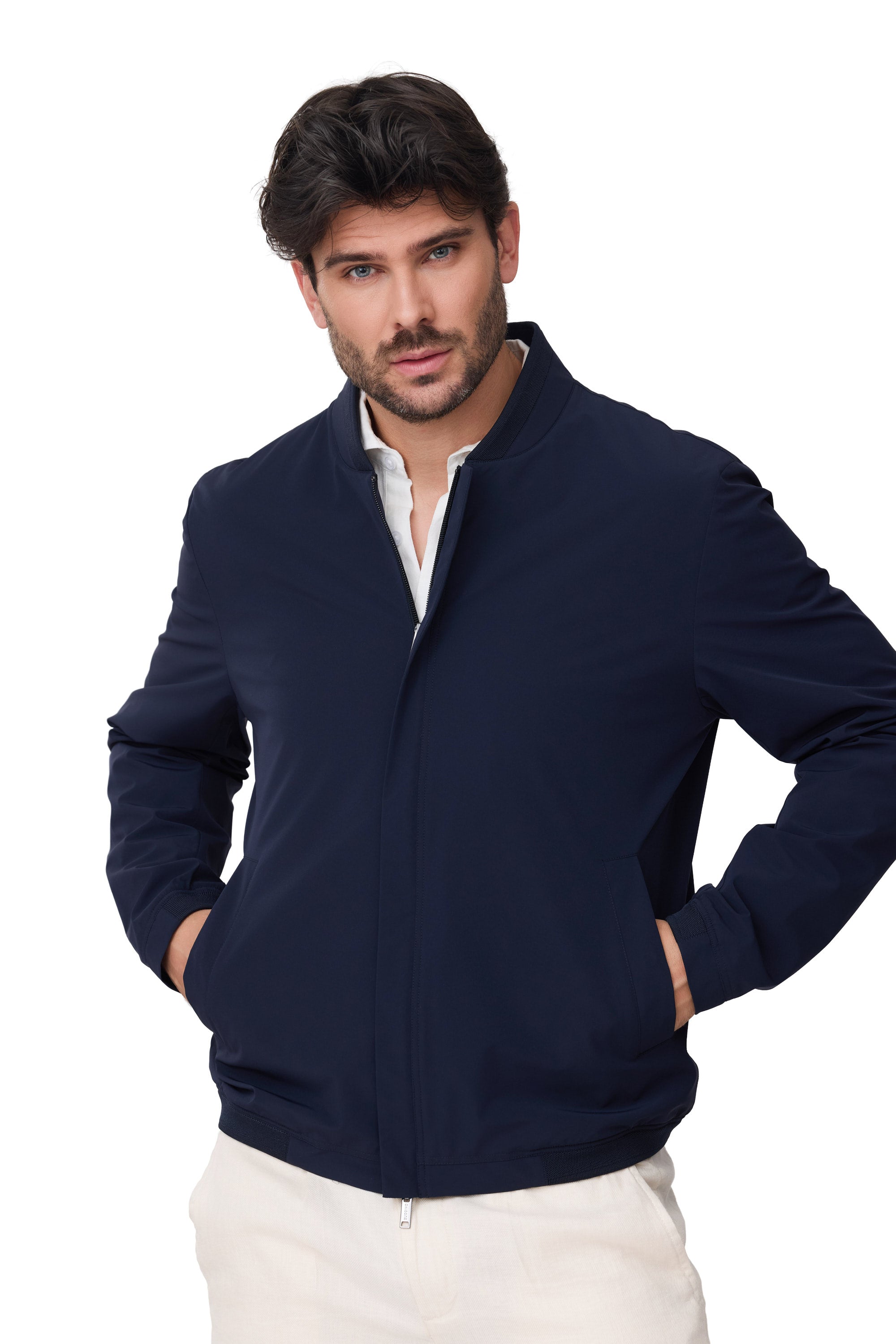 Modelo Benomi cazadora de hombre impermeable con punto en el cuello para primavera 2026 en color azul marino vista manos en los bolsillos