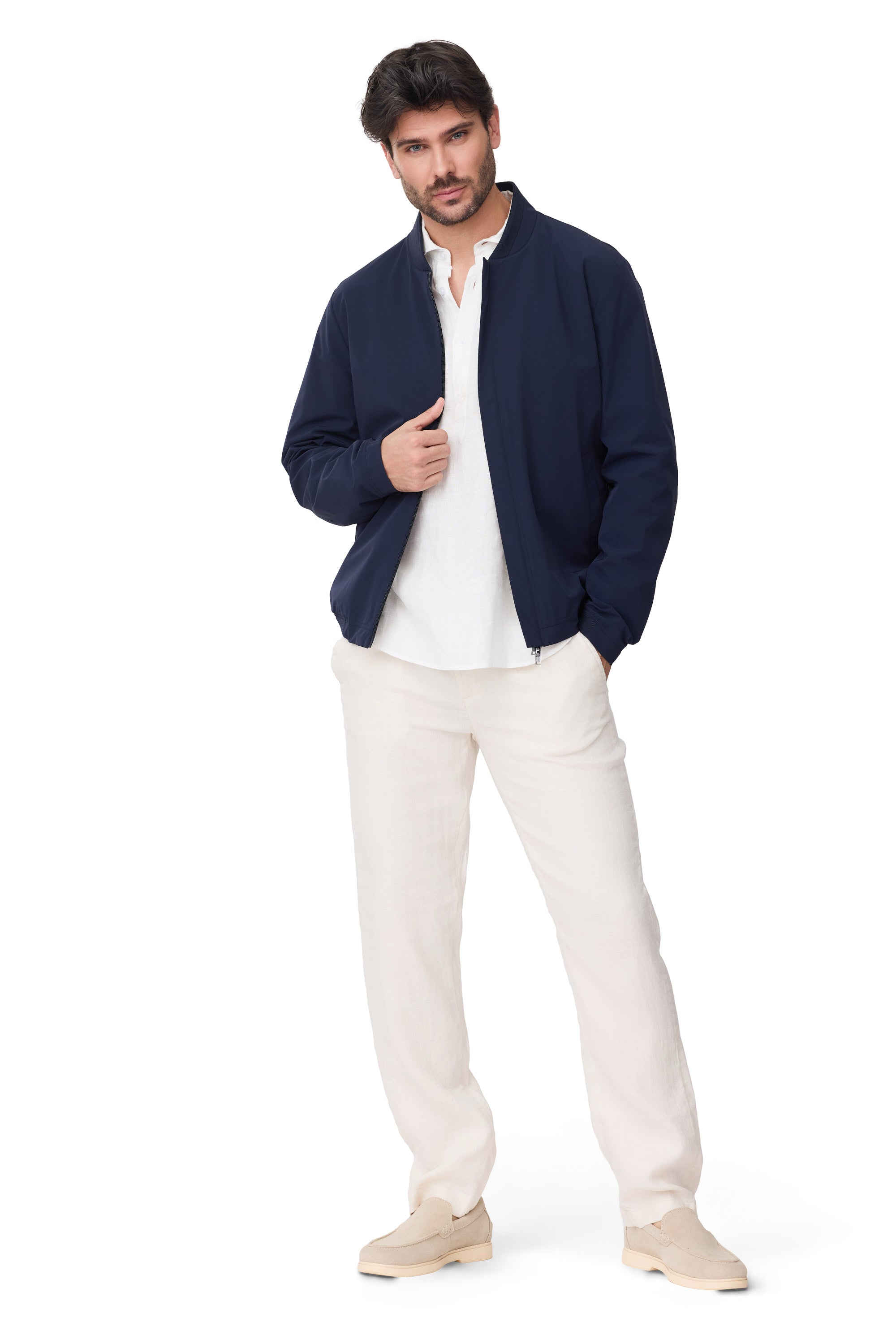 Modelo Benomi cazadora de hombre impermeable con punto en el cuello para primavera 2026 en color azul marino vista modelo de pie