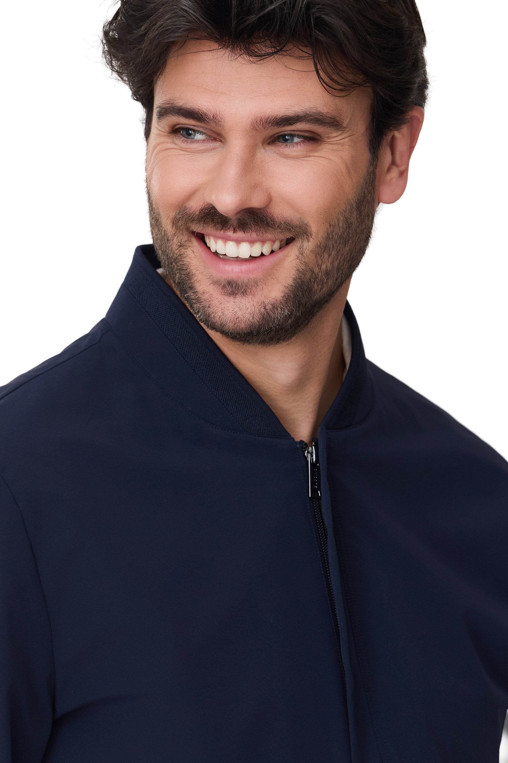 Modelo Benomi cazadora de hombre impermeable con punto en el cuello para primavera 2026 en color azul marino vista sonriendo