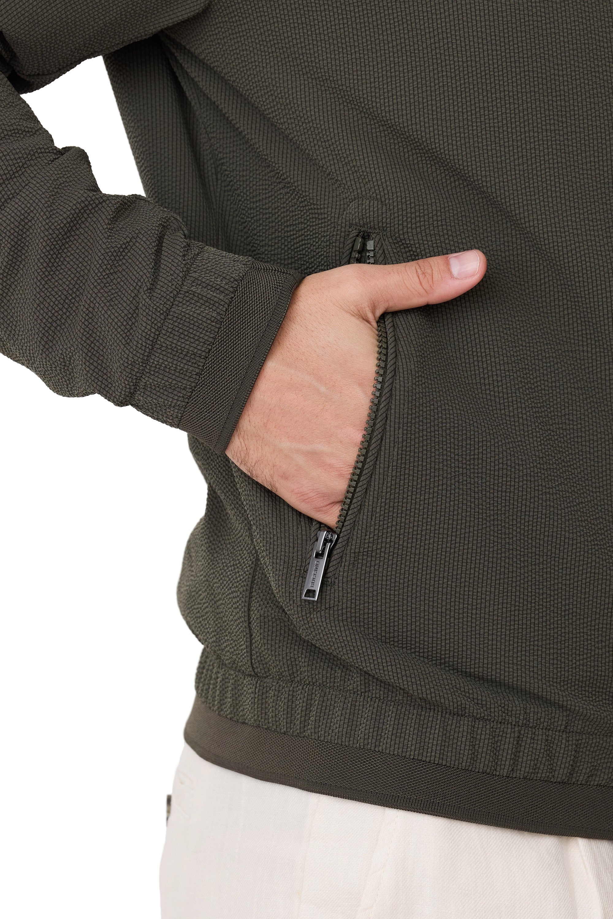 Modelo Duck cazadora de hombre tejido seersucker  para primavera 2026 en color kaky mano en bolsillo
