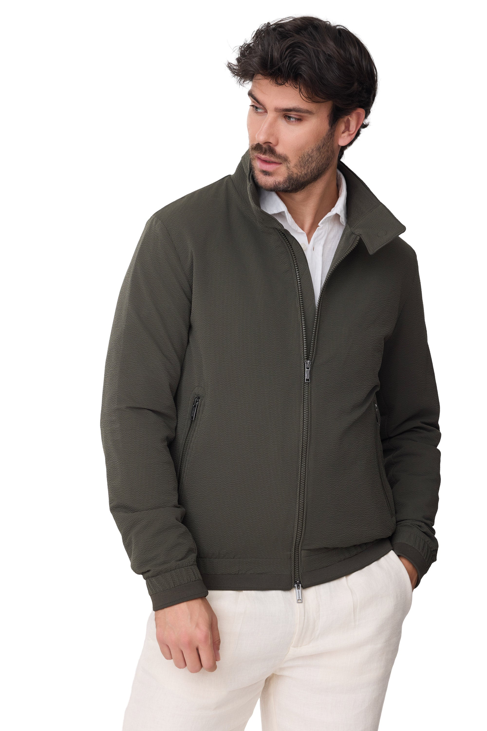 Modelo Duck cazadora de hombre tejido seersucker  para primavera 2026 en color kaky vista lado