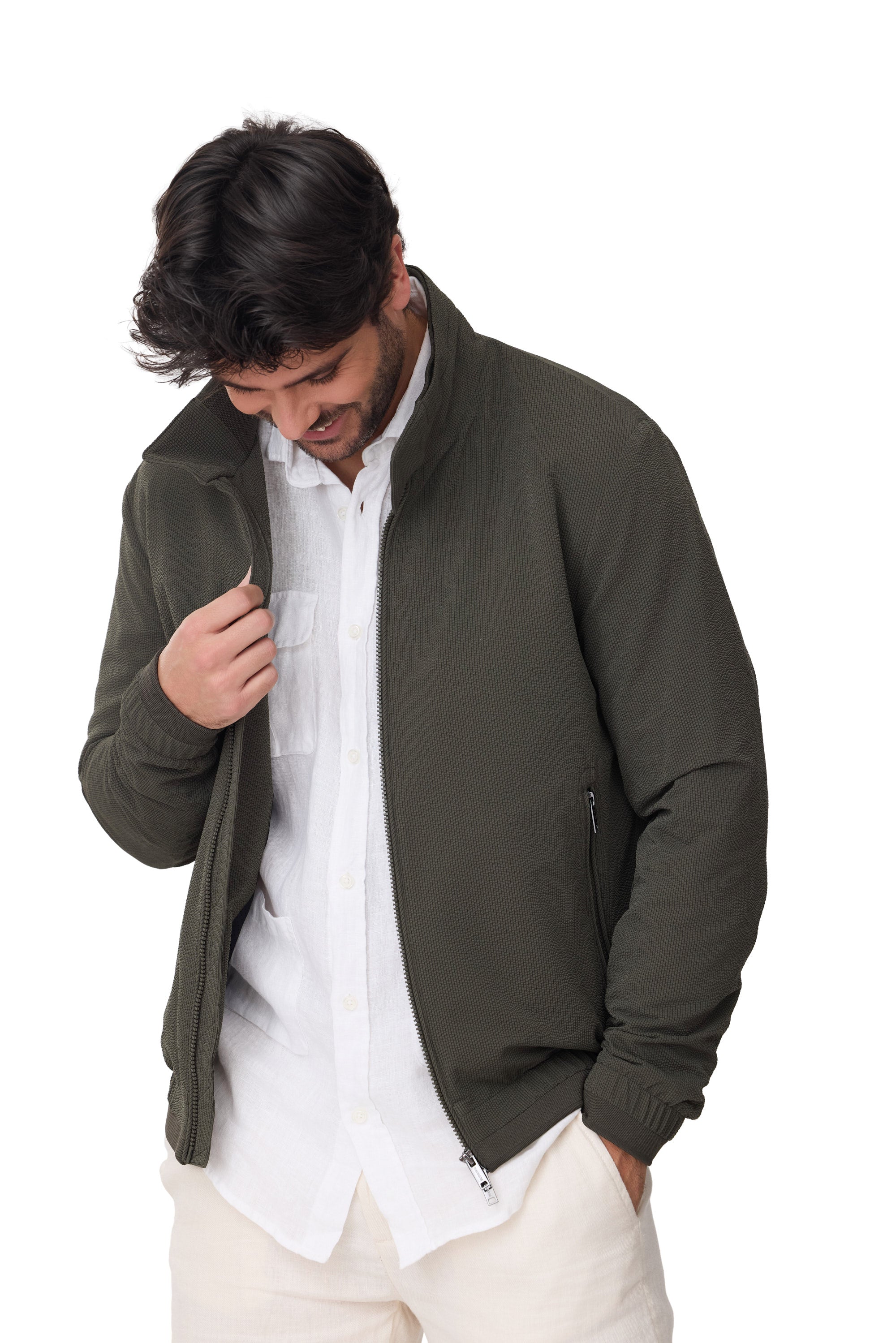 Modelo Duck cazadora de hombre tejido seersucker  para primavera 2026 en color kaky vista al suelo