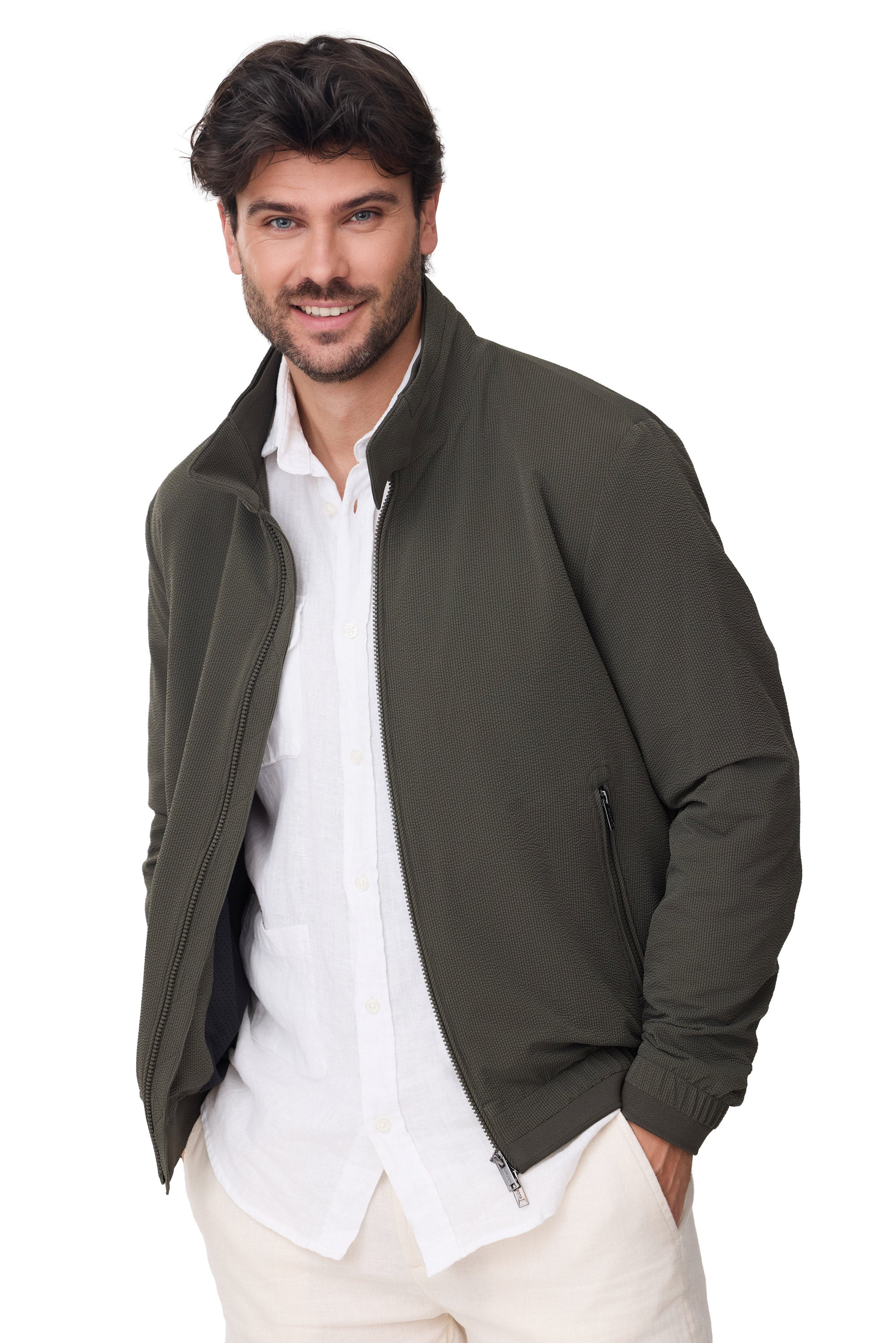 Modelo Duck cazadora de hombre tejido seersucker  para primavera 2026 en color kaky vista sonriendo de frente