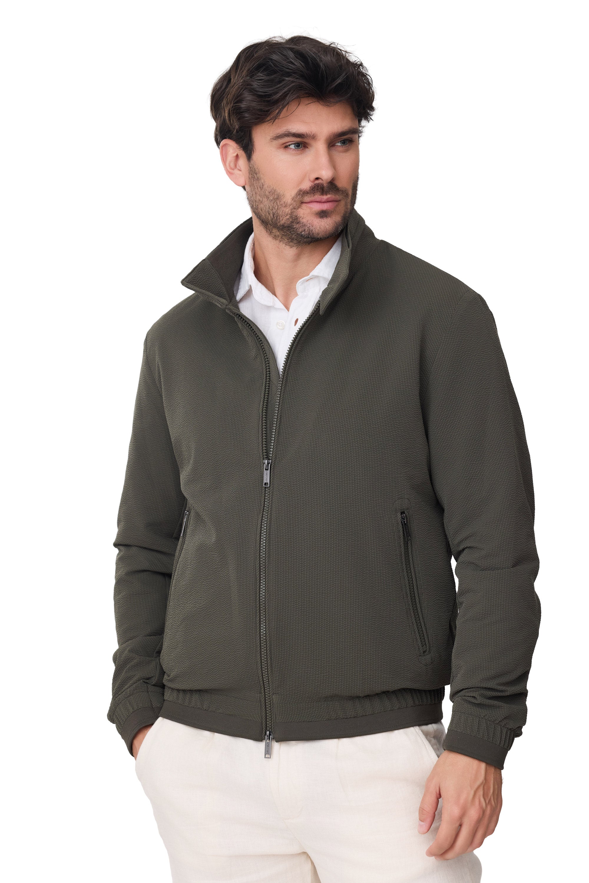 Modelo Duck cazadora de hombre tejido seersucker  para primavera 2026 en color kaky vista medio cuerpo