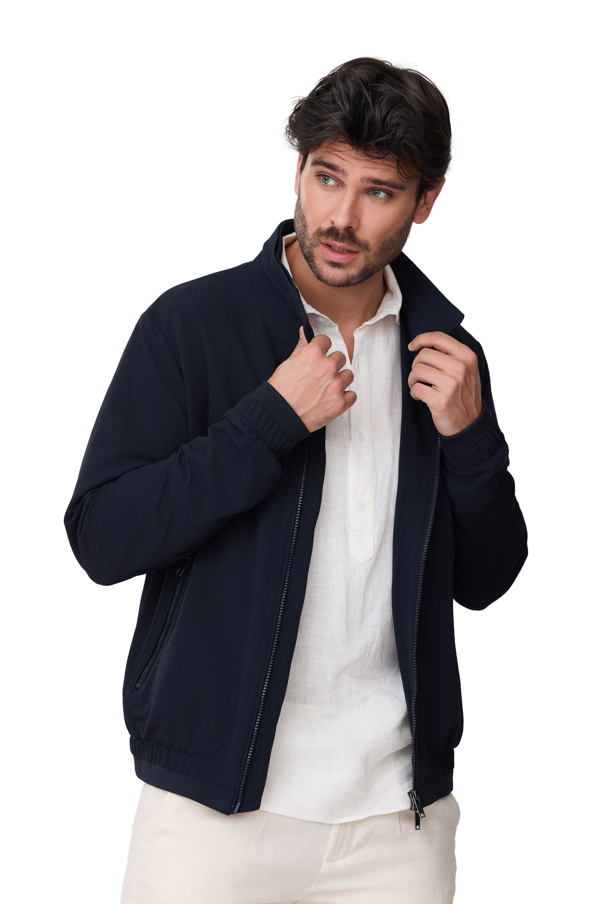 Modelo Duck cazadora de hombre tejido seersucker  para primavera 2026 en color azul marino vista entera abierta