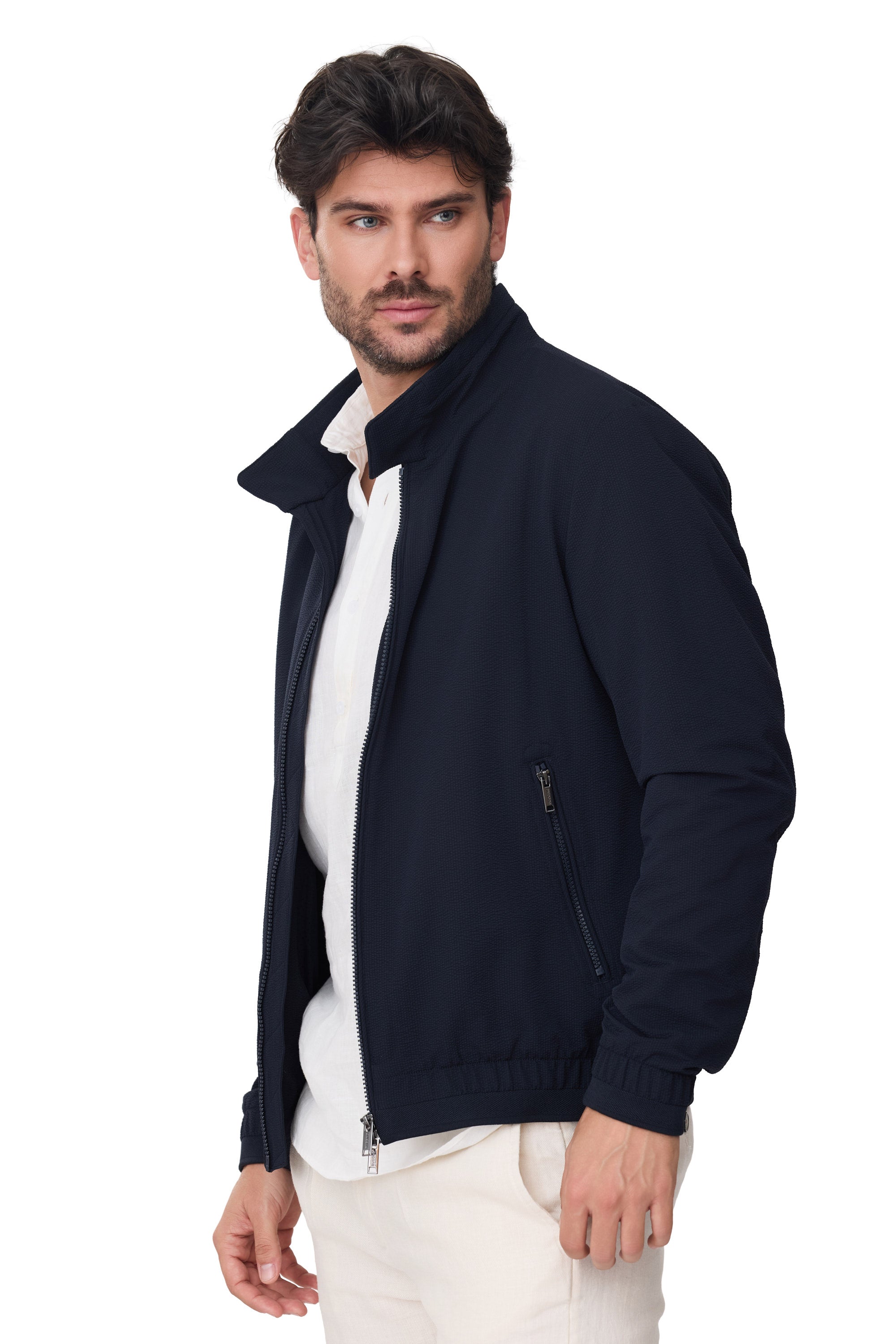 Modelo Duck cazadora de hombre tejido seersucker  para primavera 2026 en color azul marino vista lado