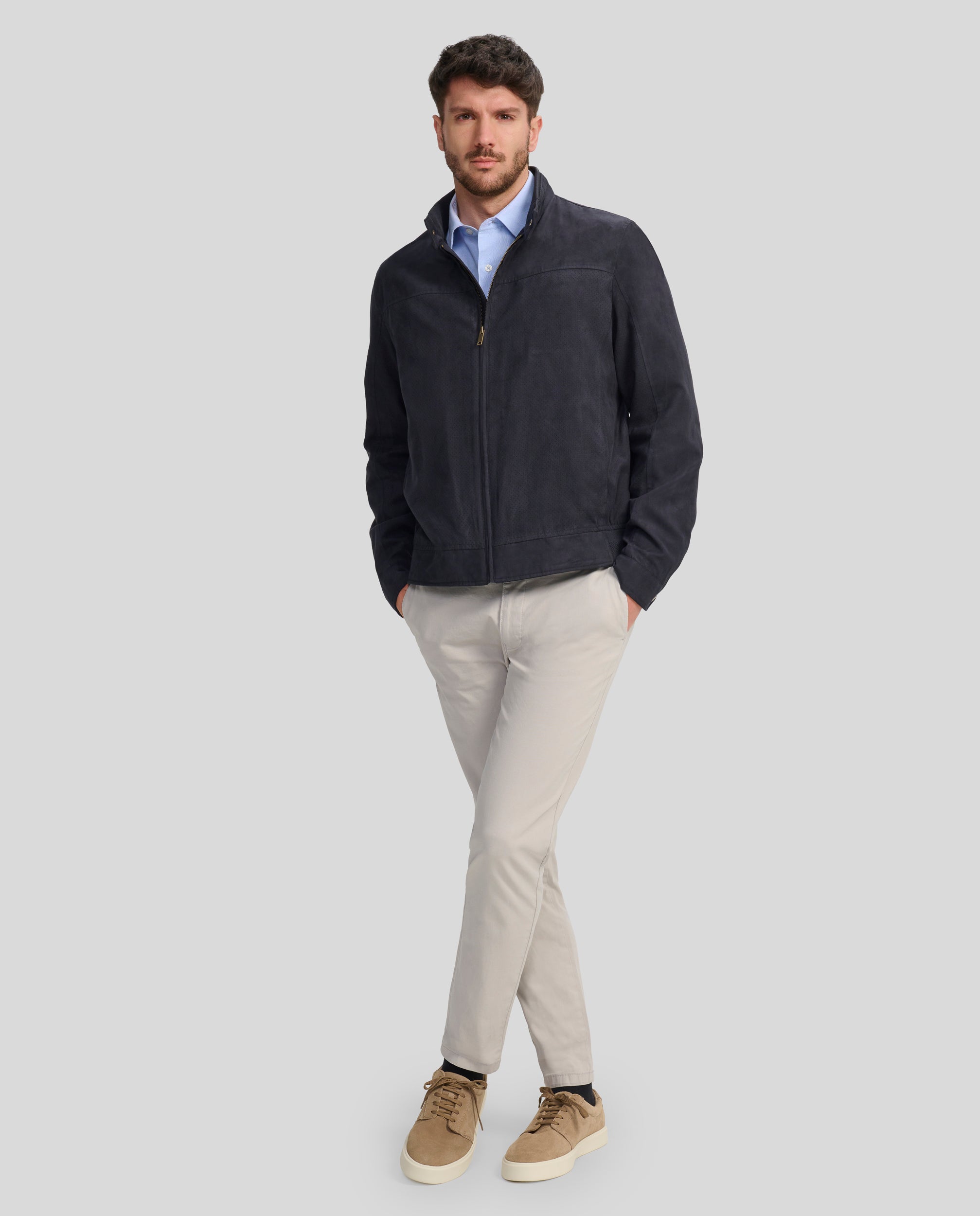 Buccino | ELIAS | MARINO | Foto de cuerpo entero| Cazadora en tejido AMARA combinada liso y perforado con punto en cintura y cuello.  Forrada a contraste.  Dos bolsillos laterales de fácil acceso con broche oculto y dos bolsillos en el interior. Puños ajustables con broche.  Cierre frontal con cremallera vista personalizada