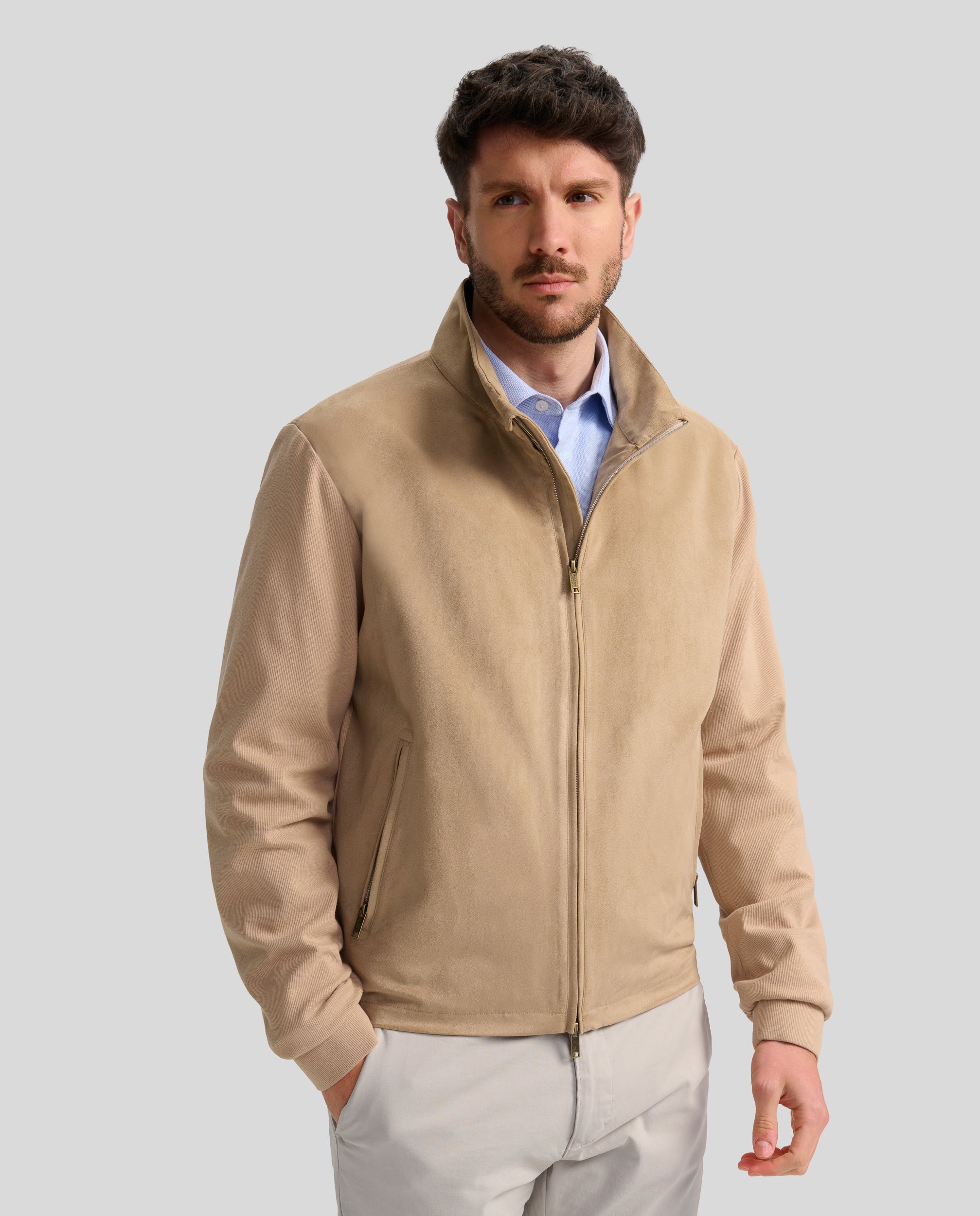 Buccino | GERARD | TOSTADO | Foto de Delantero | Cazadora en tejido AMARA en el delantero combinada con punto en mangas y espalda.  Forrada liso al tono.  Dos bolsillos laterales de fácil acceso con cremallera y un bolsillo en el interior.  Cierre frontal con cremallera vista personalizada