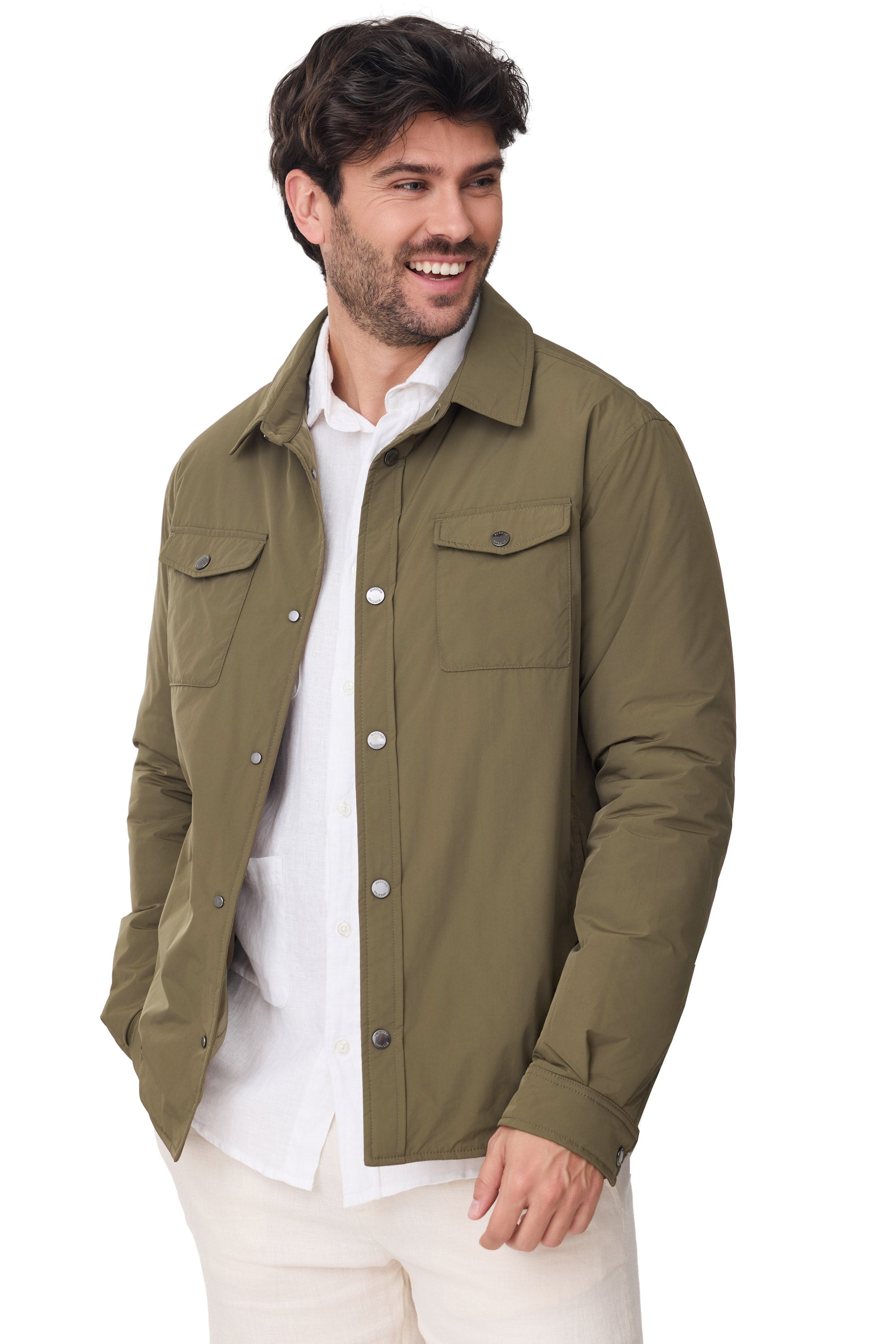 Sobrecamisa Gonzalo primavera para hombre verde con bolsillo detalle mirada de lado