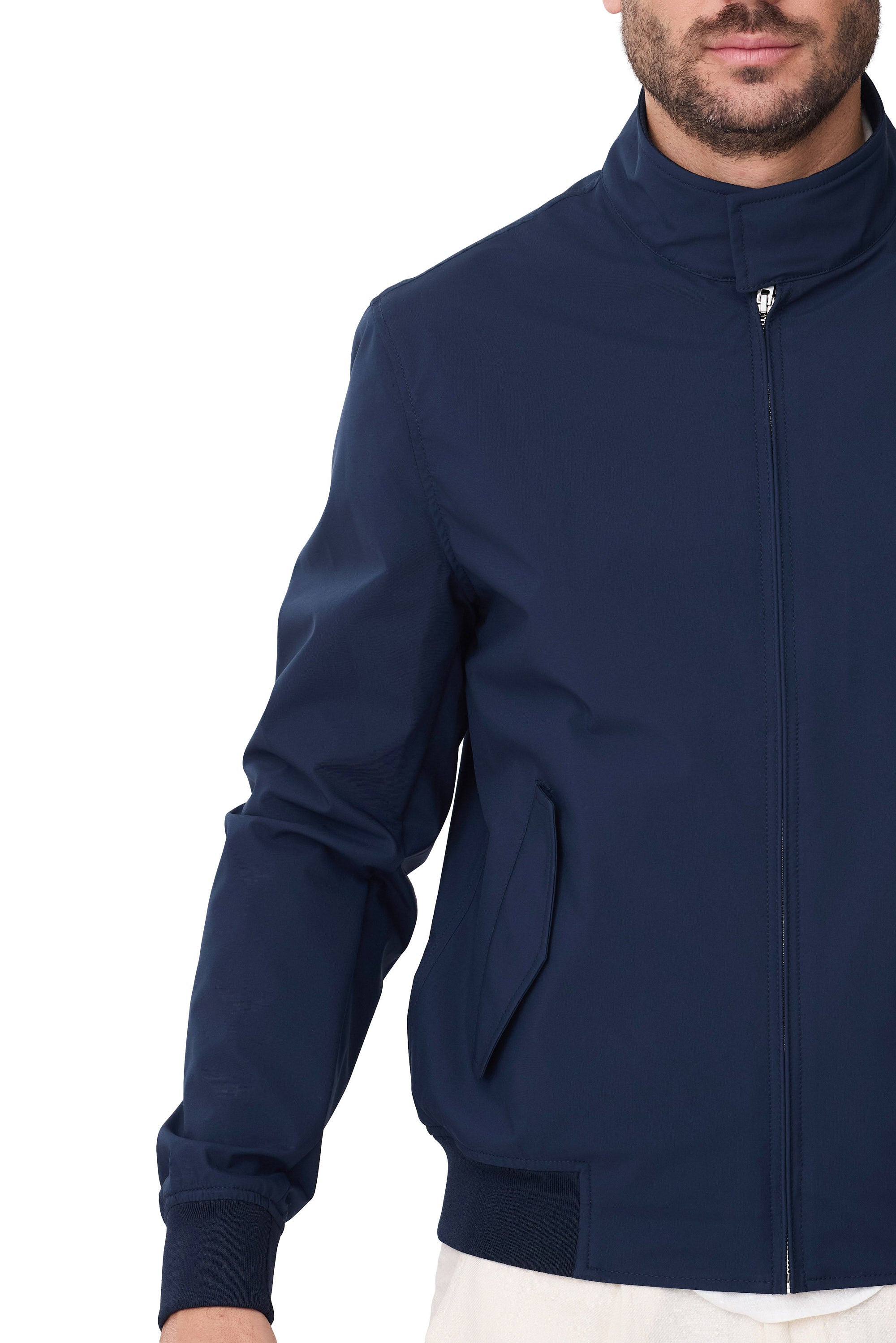 Detalle de cazadora Jaime azul marino bolsillo con tapeta