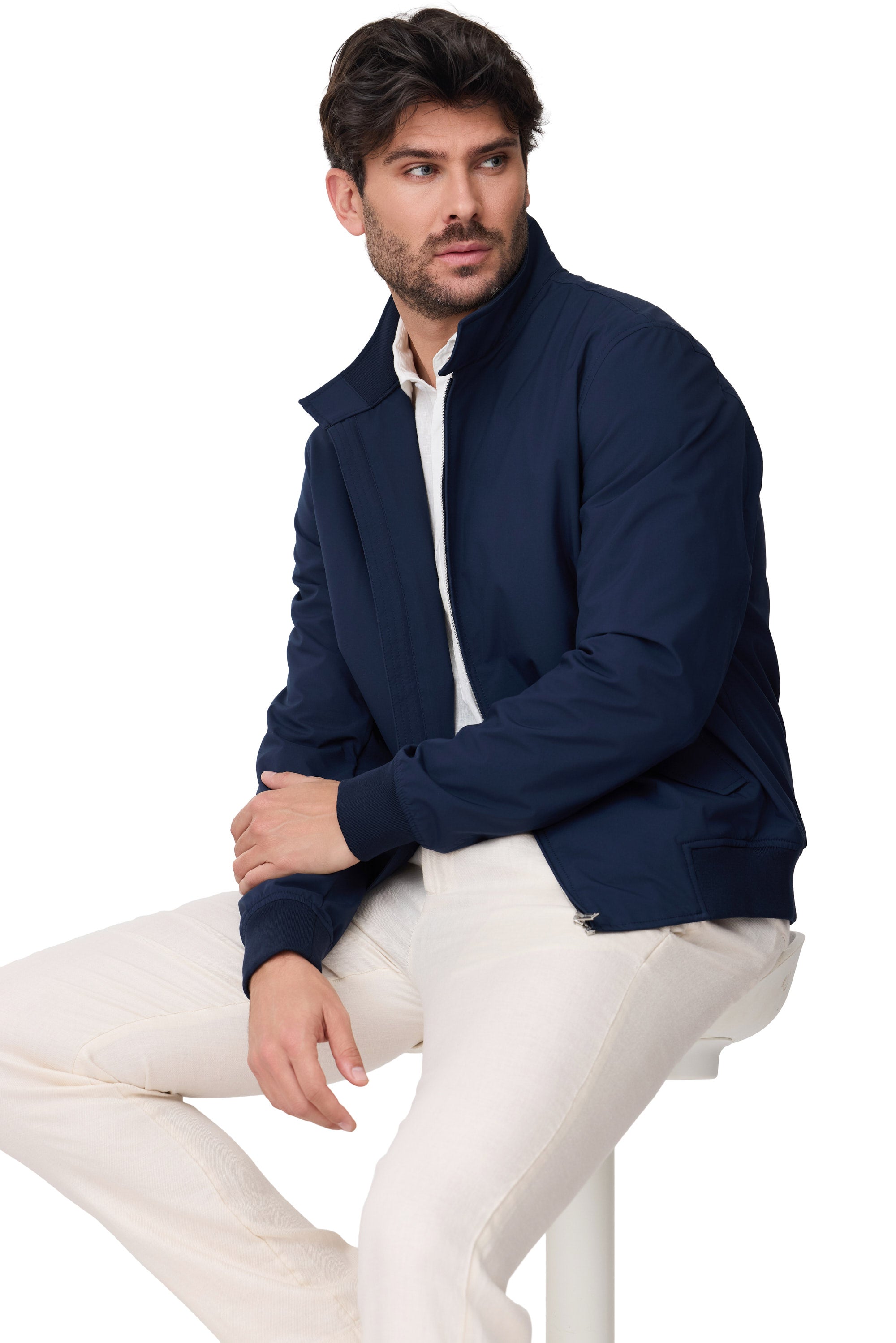 Modelo Jaime cazadora de hombre tejido doble faz  sin forro para primavera 2026 en color marino vista sentado de lado