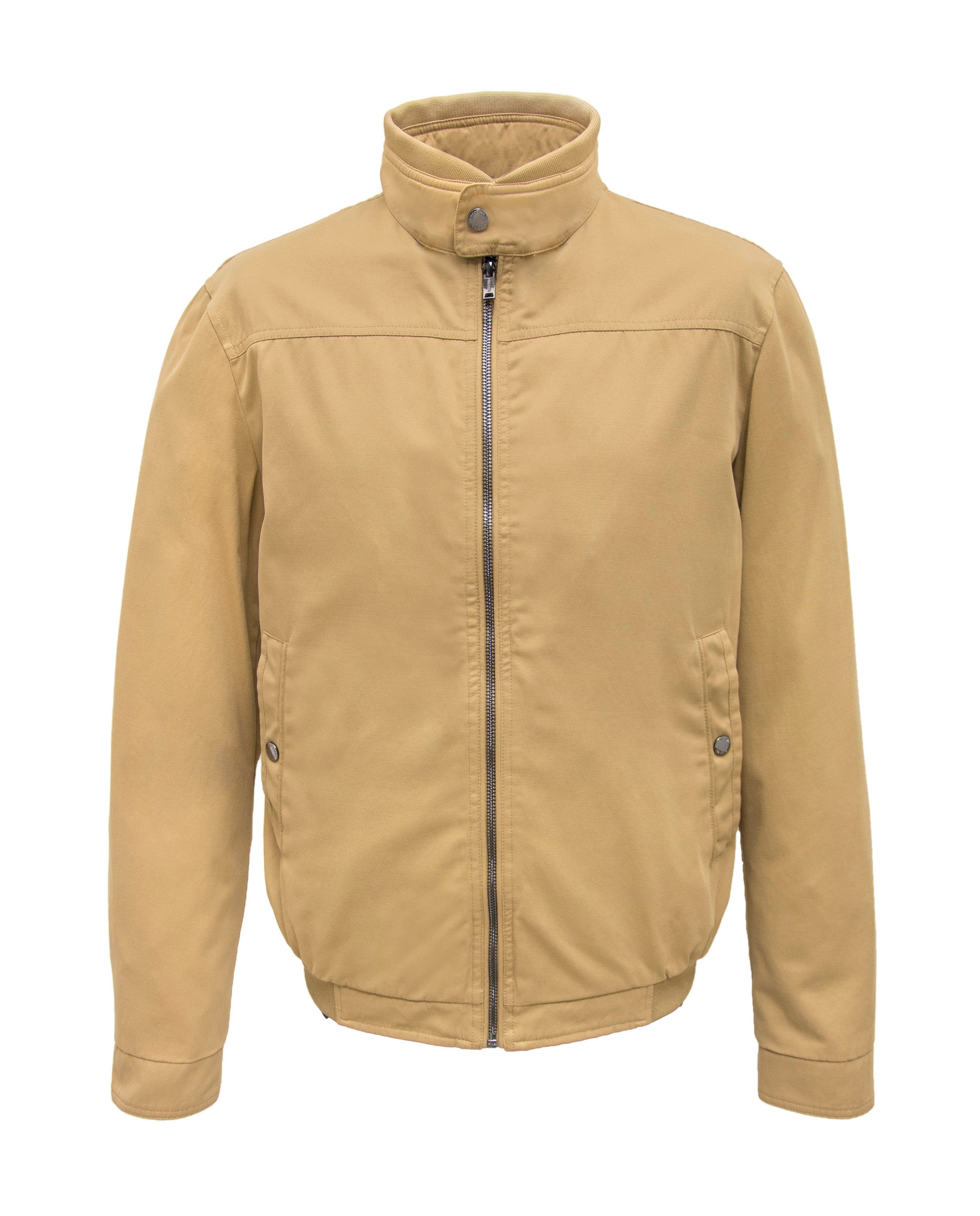 Buccino | JULIO | TOSTADO | foto de prenda |Cazadora en tejido algodón con coderas, lleva una tira de punto fino en cintura y cuello.  Forrada liso a contraste.  Dos bolsillos laterales de fácil acceso con broche personalizado y dos bolsillos con cremallera en el interior. Puños ajustables con broche personalizado.  Cierre frontal con cremallera vista personalizada.