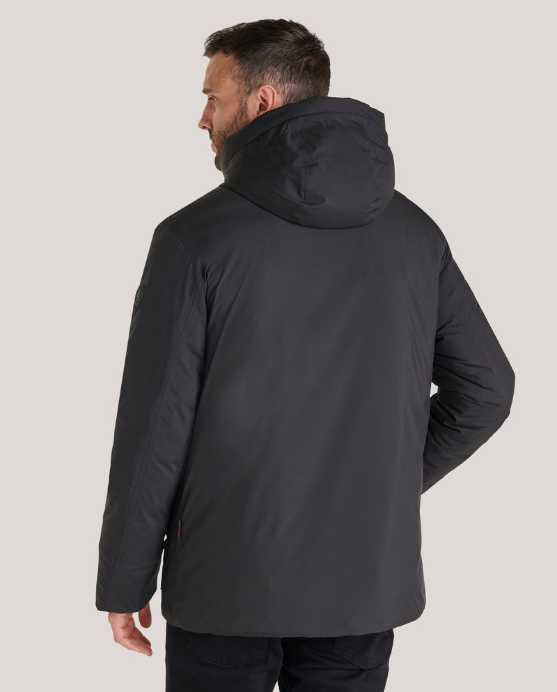 Deportiva corta de largo de tejido muy ligero de Cromdaltex® impermeable y transpirable, suave al tacto con capucha fija ajustable con elástico.

Puños interiores con punto.

Forrada acolchada horizontal en tejido técnico liso al tono con brillo y con relleno de boata laminada ecológica (Sorona), tiene dos bolsillos grandes con broche magnético de fácil acceso y un bolsillo con cremallera waterproof en horizontal y un bolsillo en el interior.

Cierre frontal con cremallera y broches personalizados.

Largo d